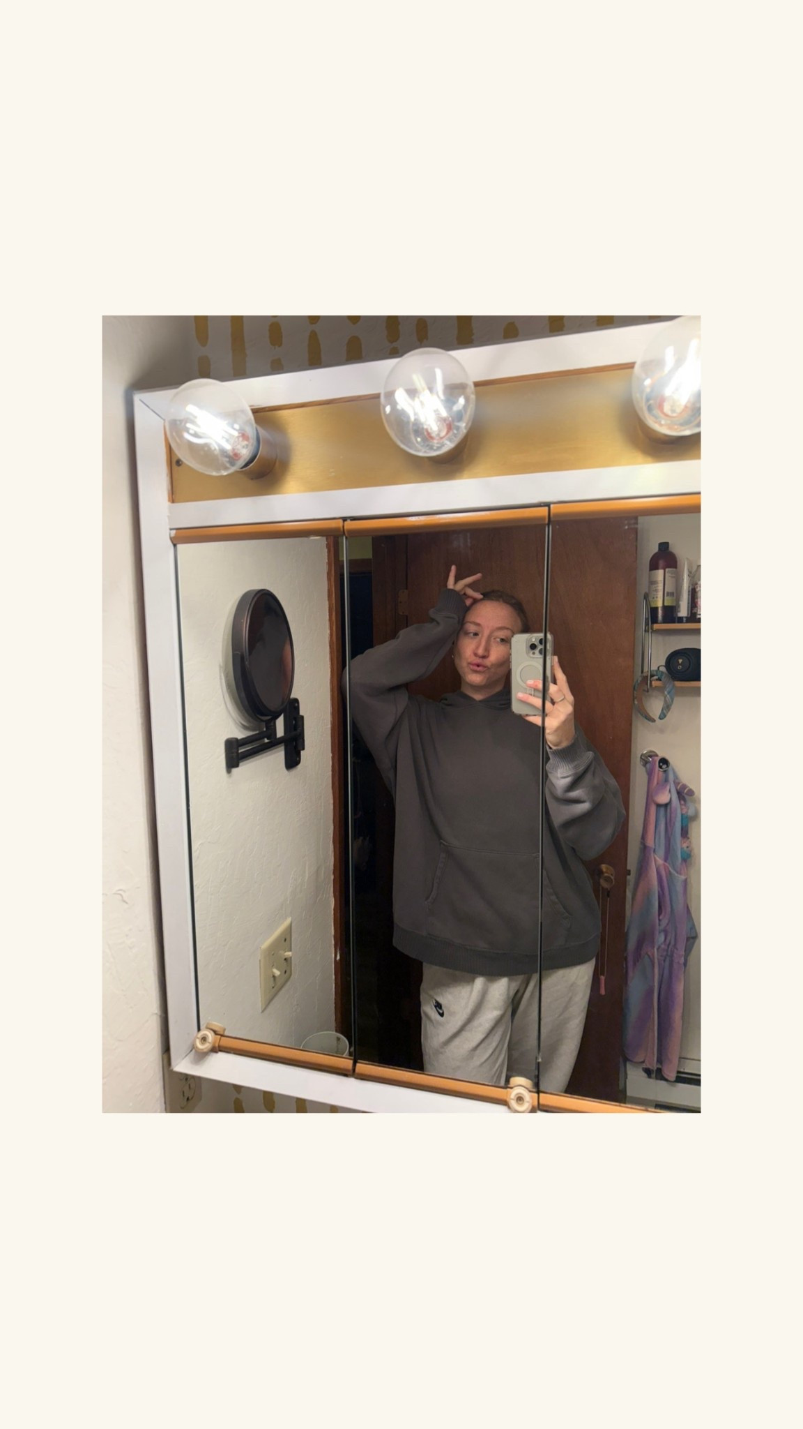 I’ve been eyeing Elwood clothing for months, and recently took the plunge with getting this Core Hoodie in vintage grey. I love it! I got XXL for extra oversized-ness and it’s 🙌🏼