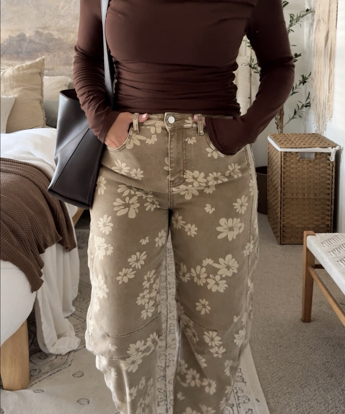 Here’s details to the floral jeans- I’m wearing a size medium in the Khaki color option! For reference I wear between a 6-8 in jeans and the medium fits me great! I’m also wearing a medium in the brown top! 



#LTKootd