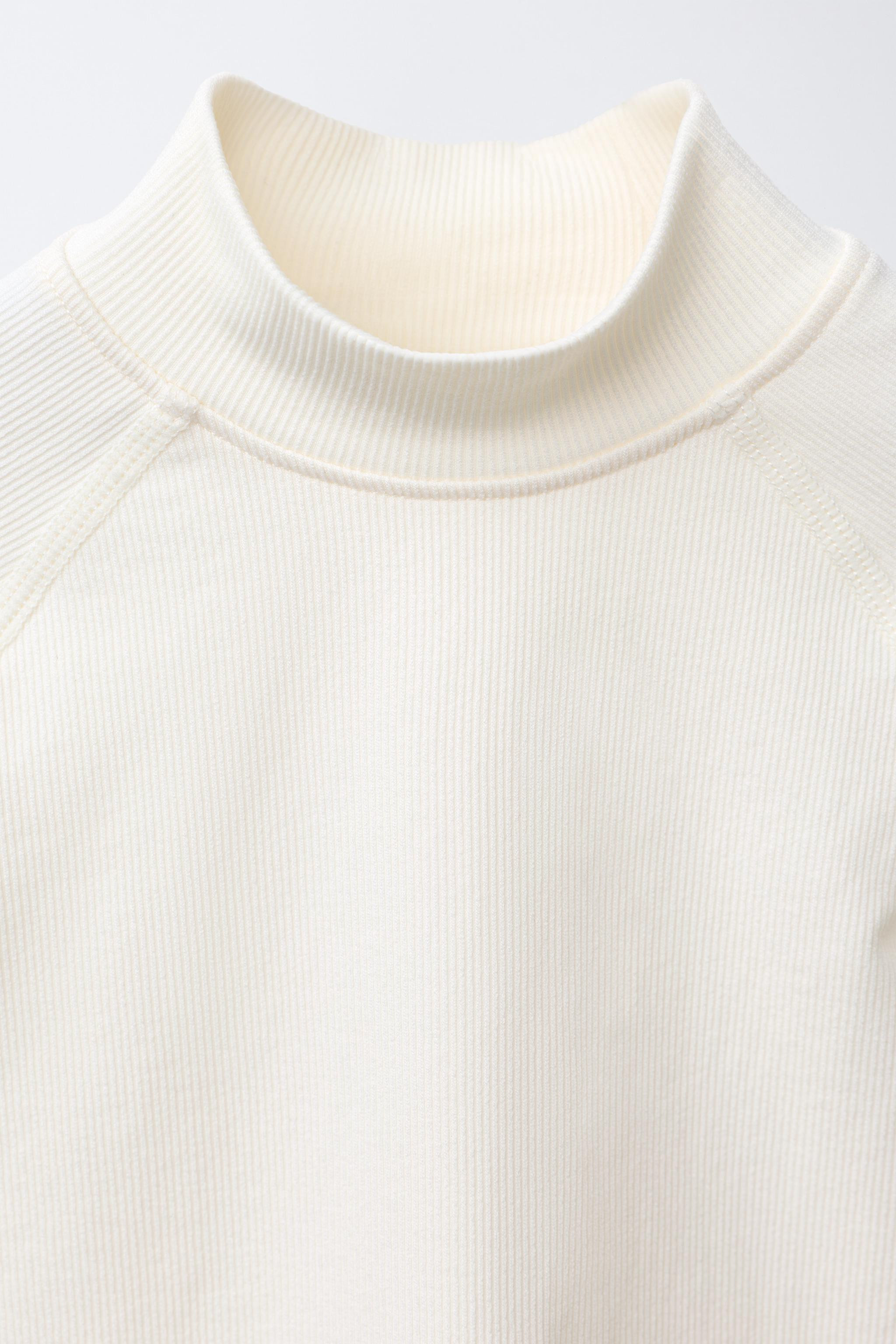 ATMUNGSAKTIVES GERIPPTES T-SHIRT MIT RELIEF-TEXT | Zara DE