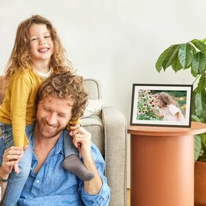 Carver Mat 10" | Aura's bestselling digital frame | Aura Frames