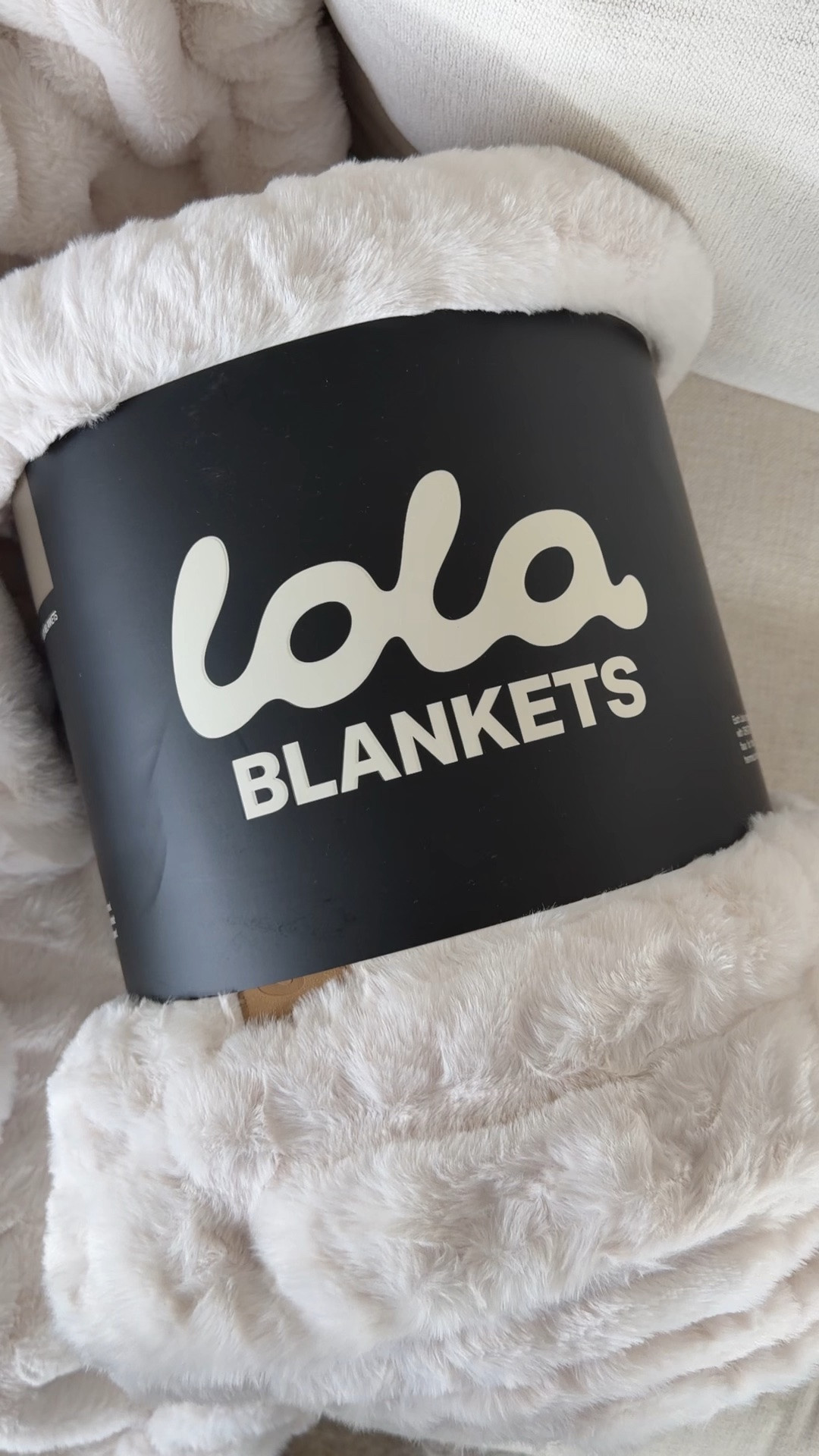 Lola Blankets biggest sale of the year today Tuesday, August 18th! Use code GINA50 for 50% off sitewide, a free $50 gift card (to be used on a future purchase!) AND free shipping.