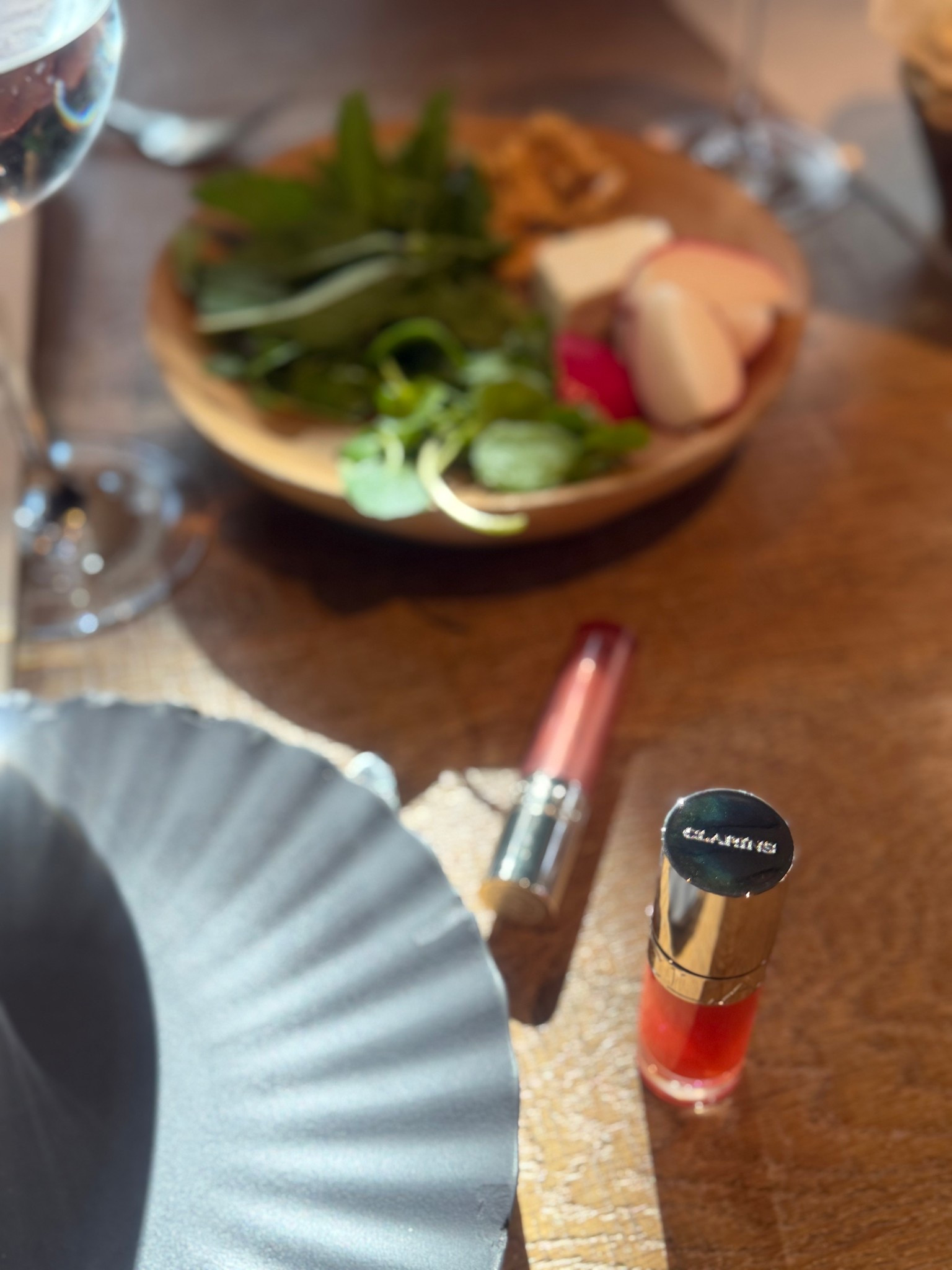 My Best lip treatment Ever 😍 @clarins
Sobre los labiales 

Why I love Clarins Lipsticks 💄✨
If you want color and lip care in one swipe, Clarins does it best. Their formulas are infused with plant extracts that keep your lips hydrated, smooth, and naturally plumped.
Lightweight, creamy, and never drying — just effortless, everyday-perfect lips.
A must-have in any beauty bag 🤍


#LTKSeasonal #LTKHoliday #LTKfoodie