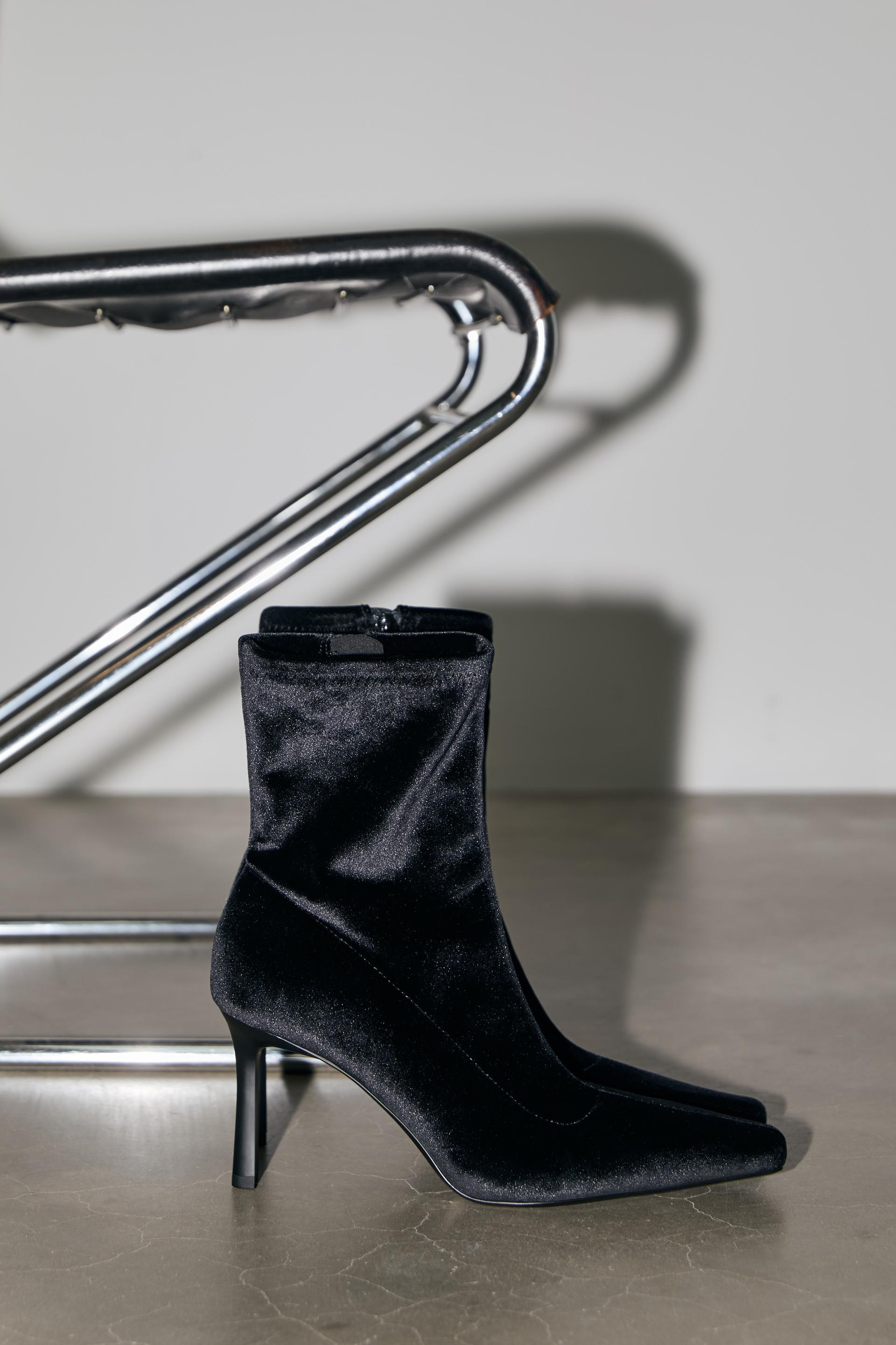 Stiefeletten mit feinem Absatz in Samtoptik - Mode für Damen | Stradivarius Deutschland | Stradivarius DE