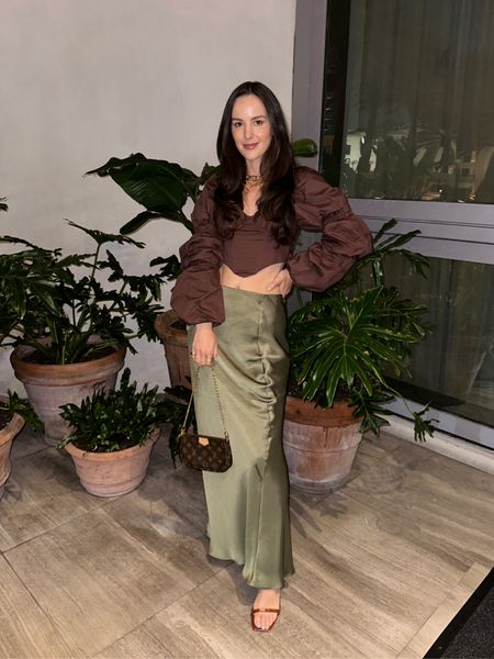Loving a cocoa brown palette lately! 

Wearing XS in the top 


Night out outfit
Date night outfit 