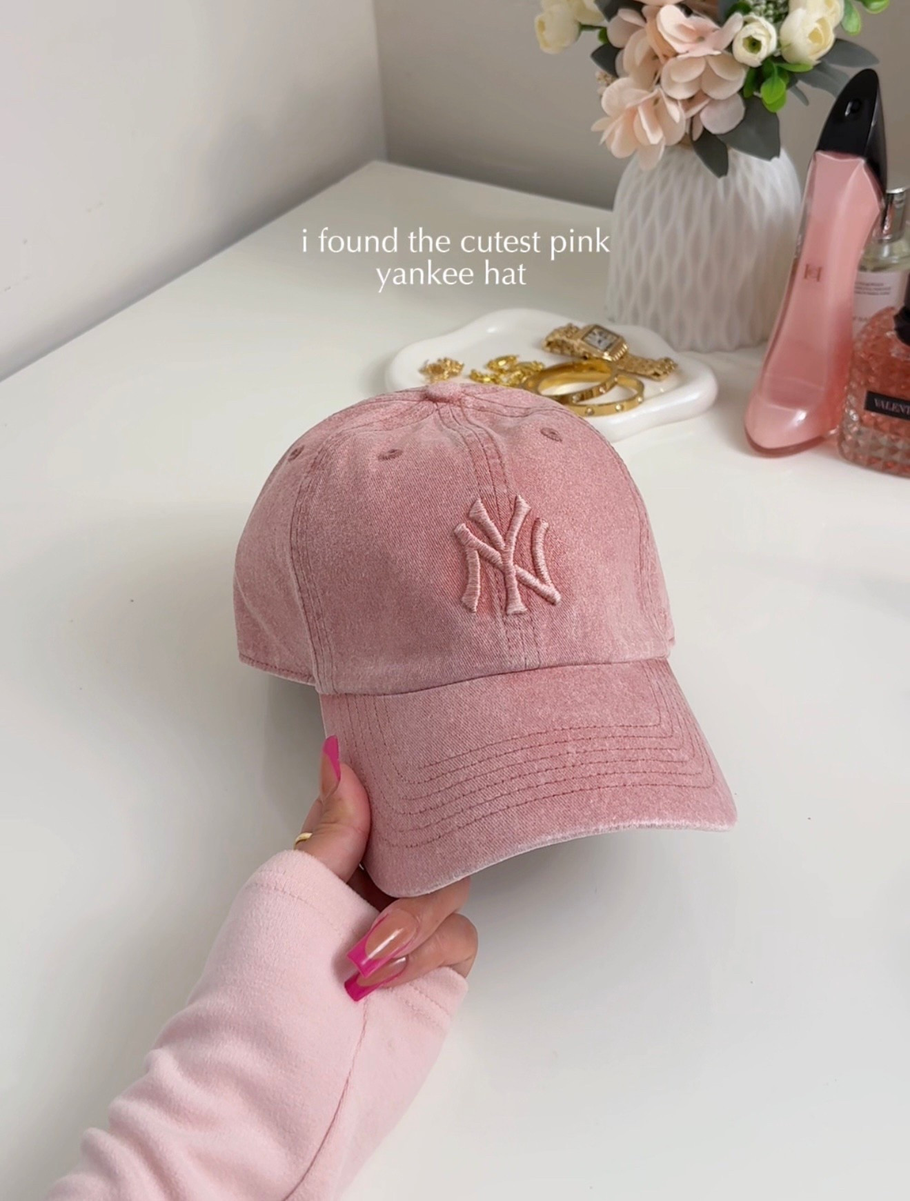 The cutest pink Yankee hat 💗✨ & it’s adjustable. 
Click post below for direct link  😍