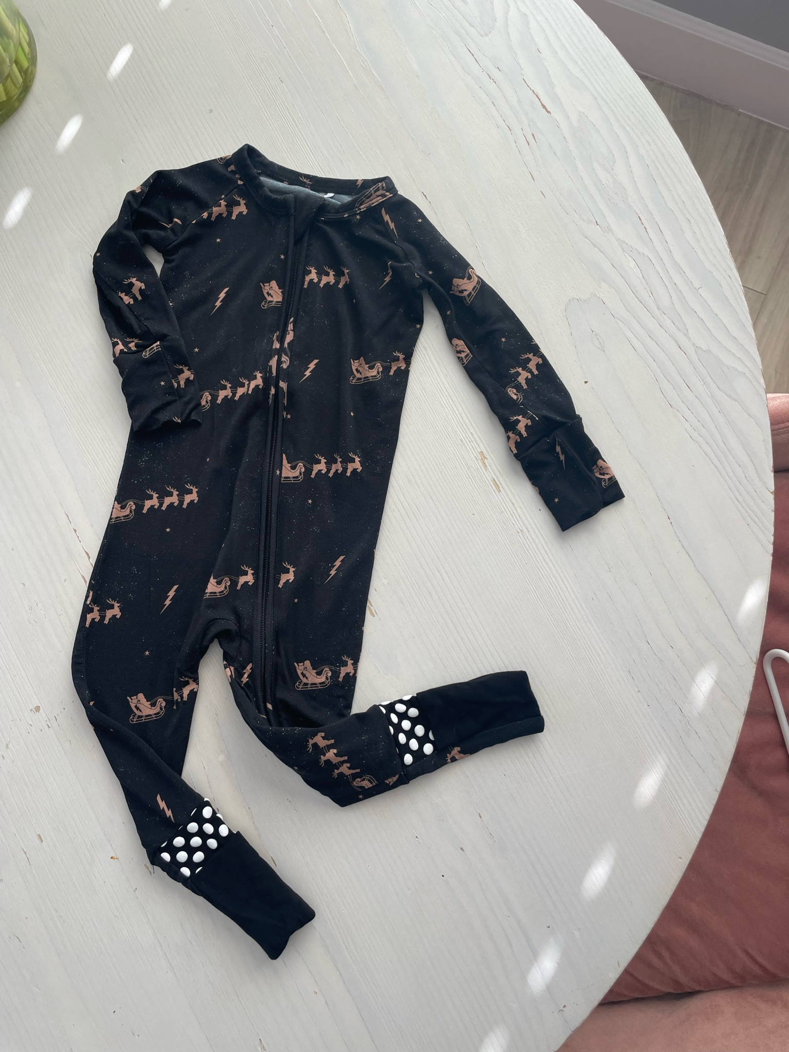 Santa’s Sleigh 🎄🤎

This is the cutest convertible onesie EVER for Christmas! The black & brown are amazing! 

#LTKSeasonal #LTKHoliday #LTKbaby