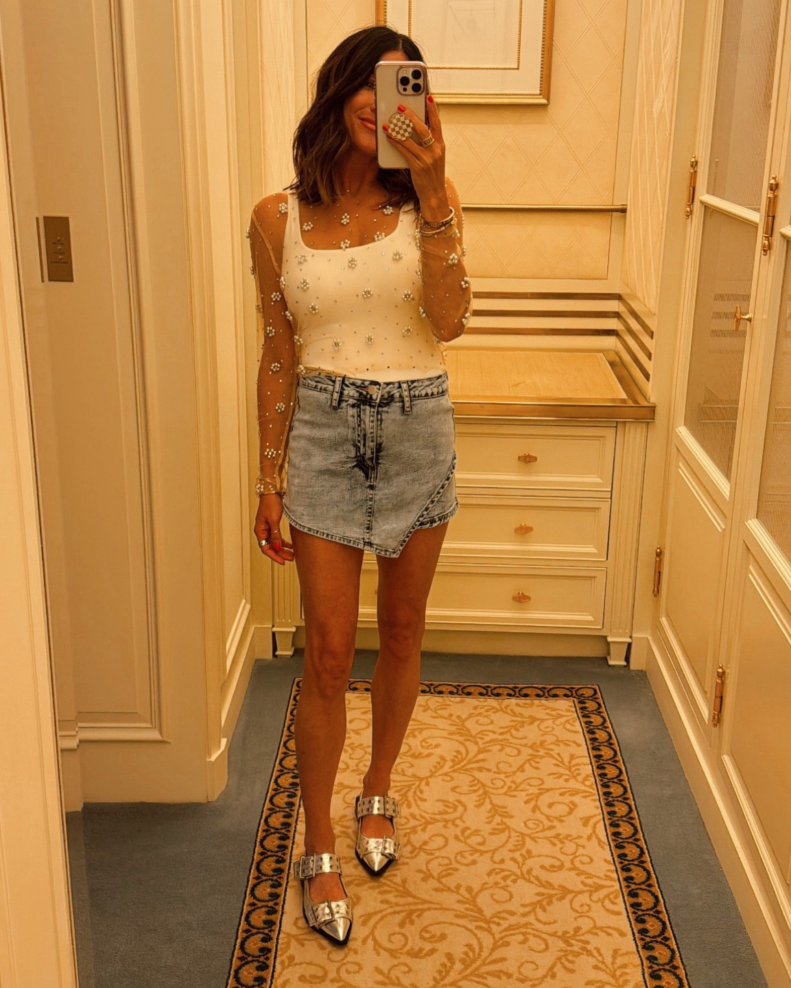 This sheer rhinestone top is so pretty! Would also be very cute with jeans! 




#LTKFindsUnder50 #LTKParties #LTKStyleTip