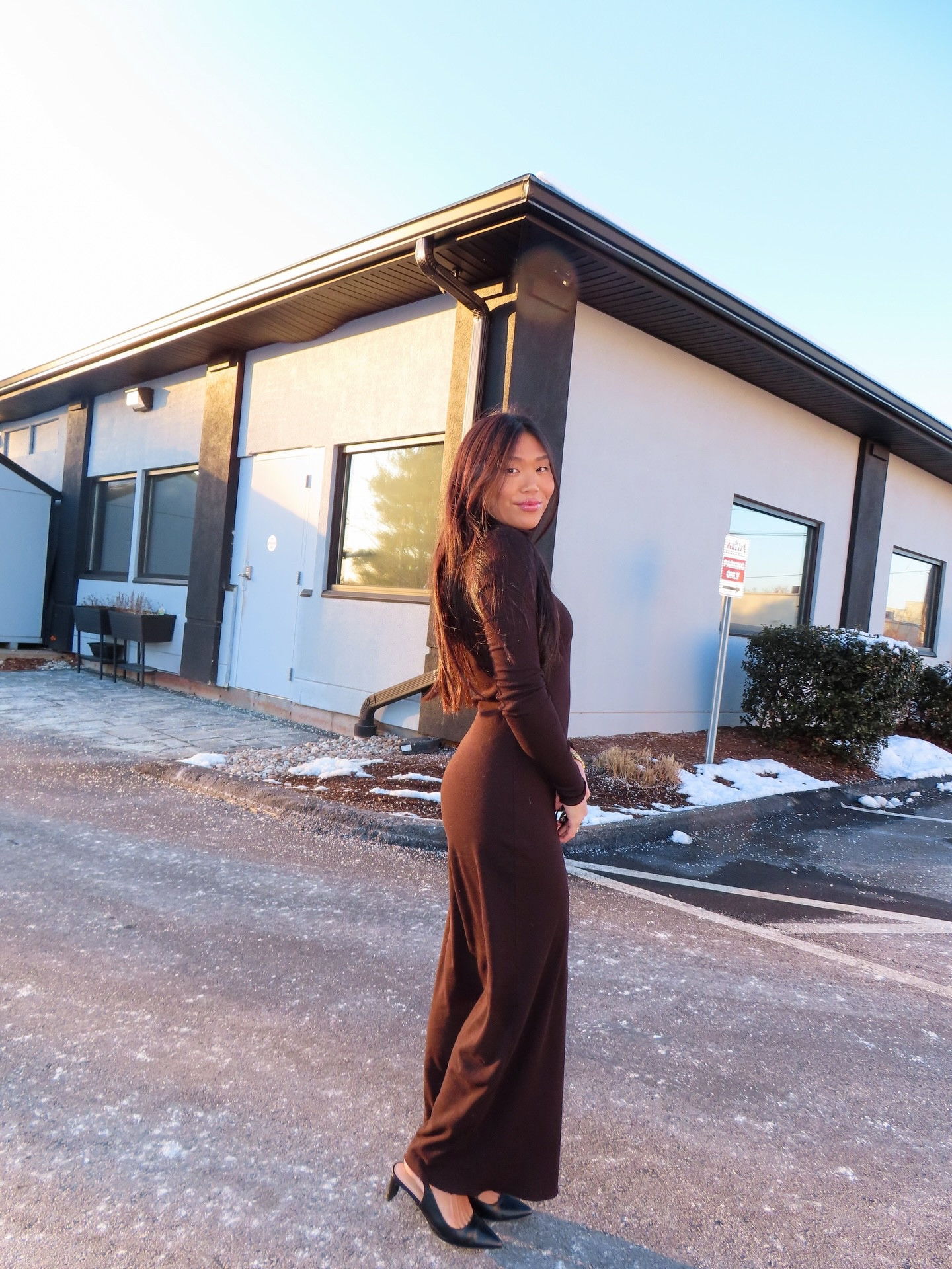 Simple not basic 🤎 knit dress from @poloralphlauren
.
.
.
Office outfit inspo, winter outfit inspo, brown maxi dress
