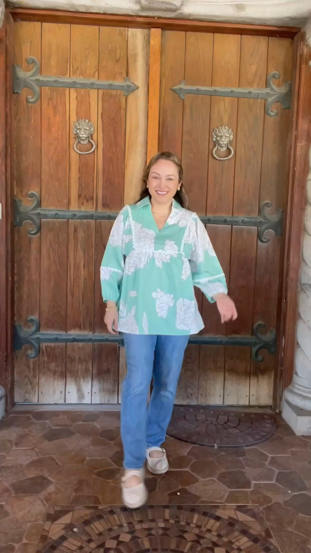 Floral top blouse spring summer 
Cute top 
Im wearing a size medium 

#LTKSeasonal #LTKgrwm #LTKdayinmylife