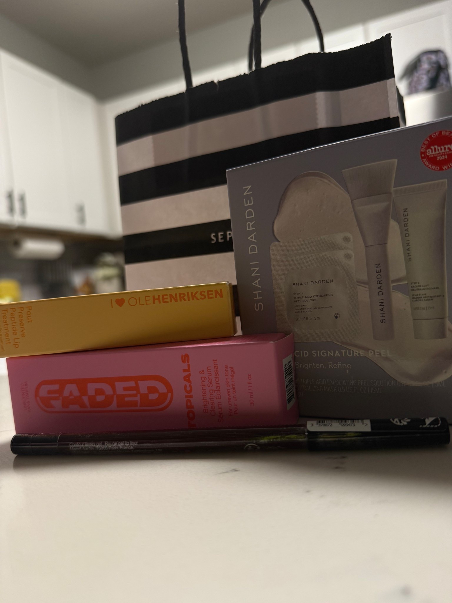 Mid week “pick me up” — this week has torn me UP so of course I had to go get some essentials for me post-call reset day coming up soon. #shanidarden #topicals #olehenriksen #sephoracollection #skincare #skin #relaxation 
