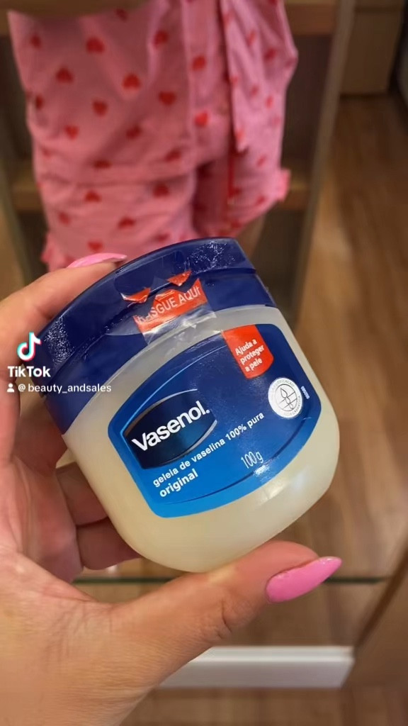 Chamando todas as meninas de perna grossa: Vasenol nas coxas para evitar vermelhidão. 
Chega de pernas roçando!!!!

#LTKbeauty #LTKbrasil