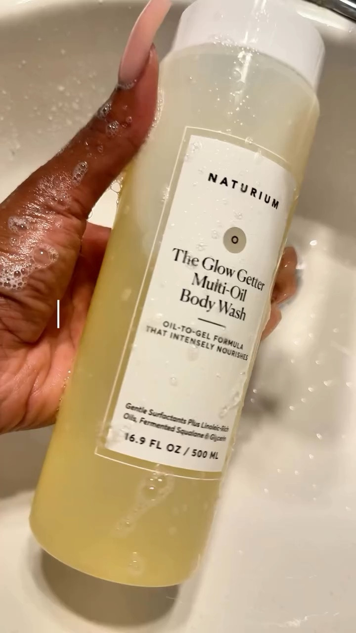 𝘵𝘩𝘪𝘴 𝘸𝘦𝘦𝘬'𝘴 𝘰𝘣𝘴𝘦𝘴𝘴𝘪𝘰𝘯: 𝘯𝘢𝘵𝘶𝘳𝘪𝘶𝘮 𝘨𝘭𝘰𝘸-𝘨𝘦𝘵𝘵𝘦𝘳 𝘴𝘩𝘰𝘸𝘦𝘳 𝘨𝘦𝘭 | Glowy skin is the real summer accessory. And that absolutely starts in the shower.

Unless you’ve been under a rock, you’ve probably seen @naturium shower gels everywhere by now and the Glow Getter is my latest obsession.

I follow this with an oil while my skin is still damp, then seal it with a butter and whew… 😮‍💨

SUPPLE is the word I’ll use 😂

Have you tried this shower gel yet?

#glowyskin #bodycare #naturium #summerglow #showergel