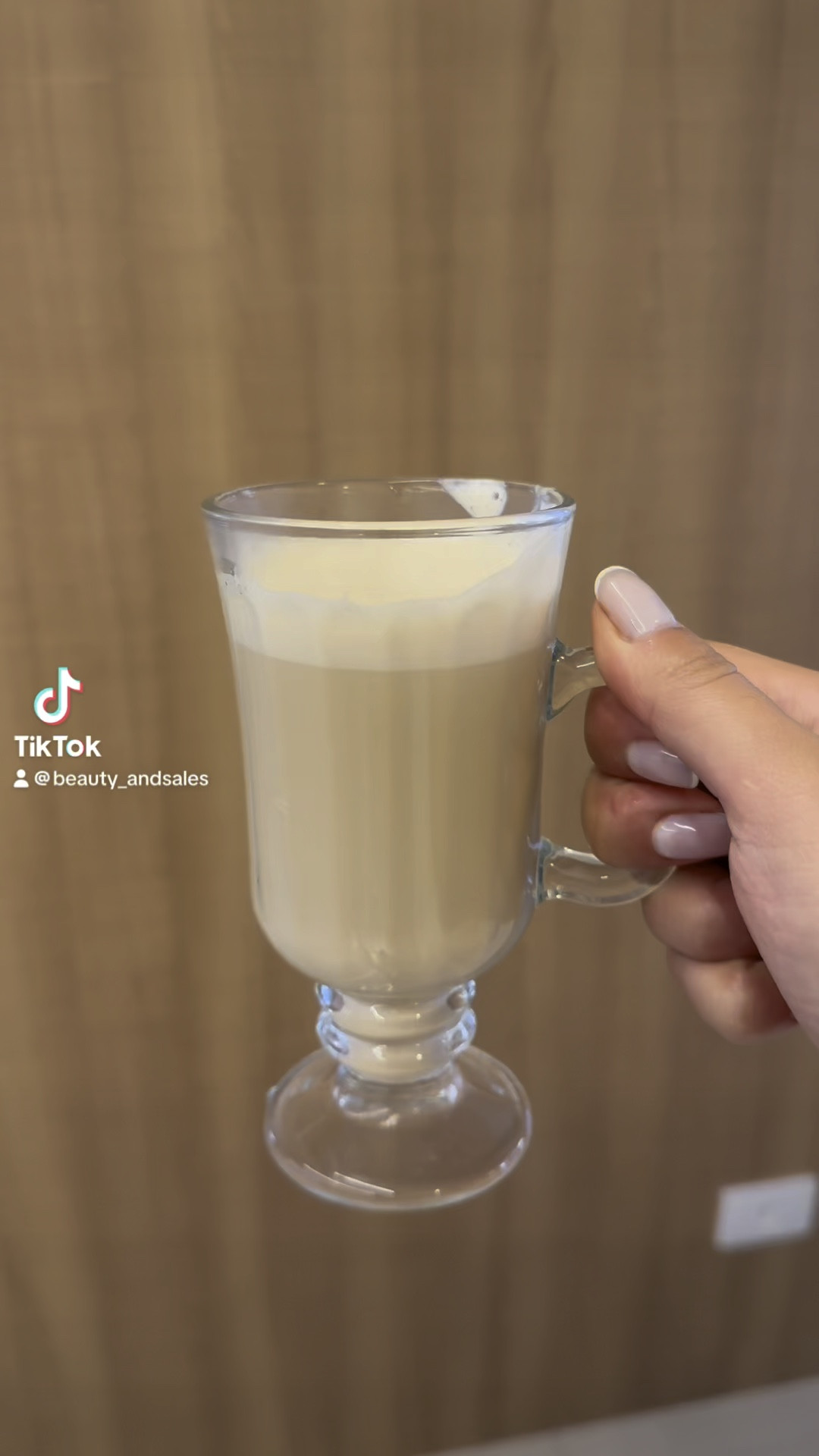 Café Cremoso
1 pacote de café solúvel (40/50 g - depende da marca)
2 xícaras de açúcar
1 xícara de água fervente
Bate no Liquidificador até ficar com consistência de  clara em neve. 
Guardar no congelador.
Servir com leite quente, de 1 - 2 colheres. 
Dá para incrementar com chocolate, cacau, canela, essência de baunilha… 
Se fizer, me marca ♥️
