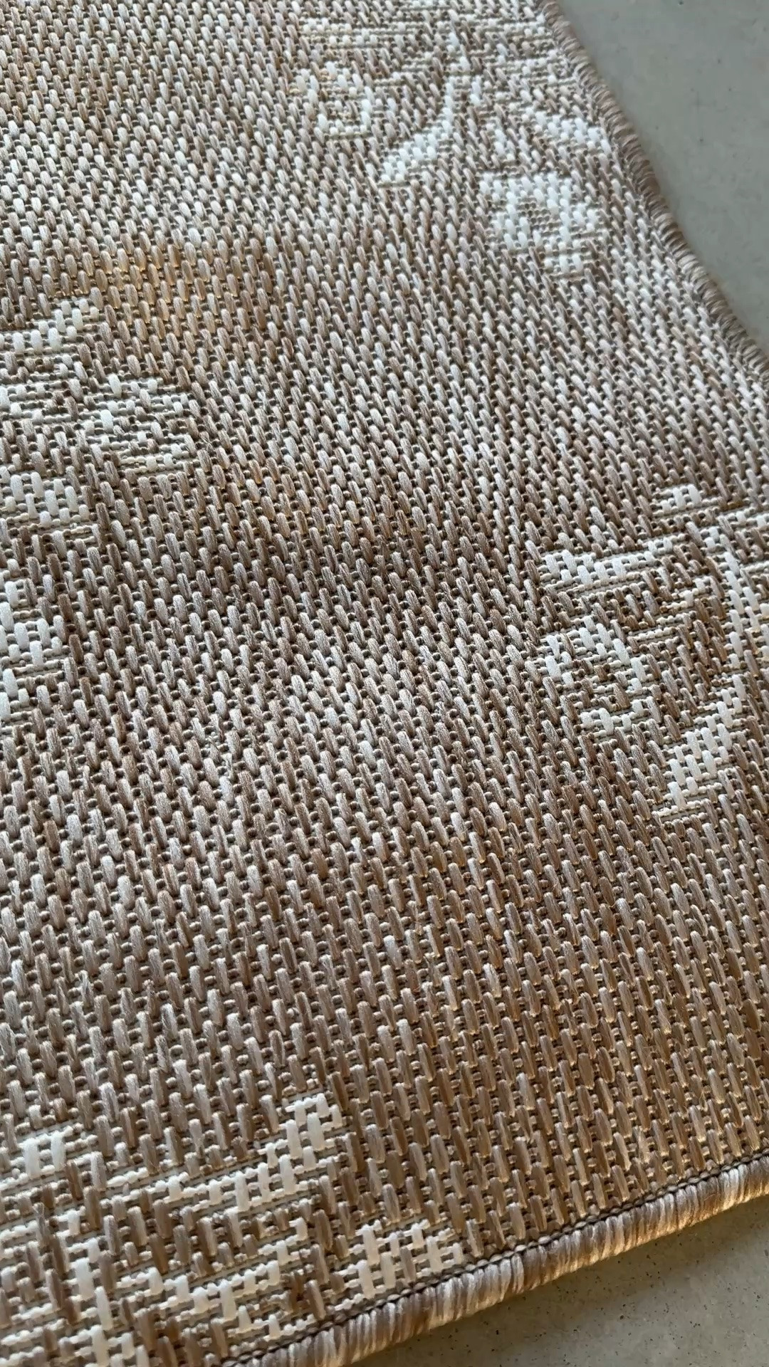 The viral Walmart rug that dupes pottery barn for more than half the price

#LTKHome #LTKSaleAlert