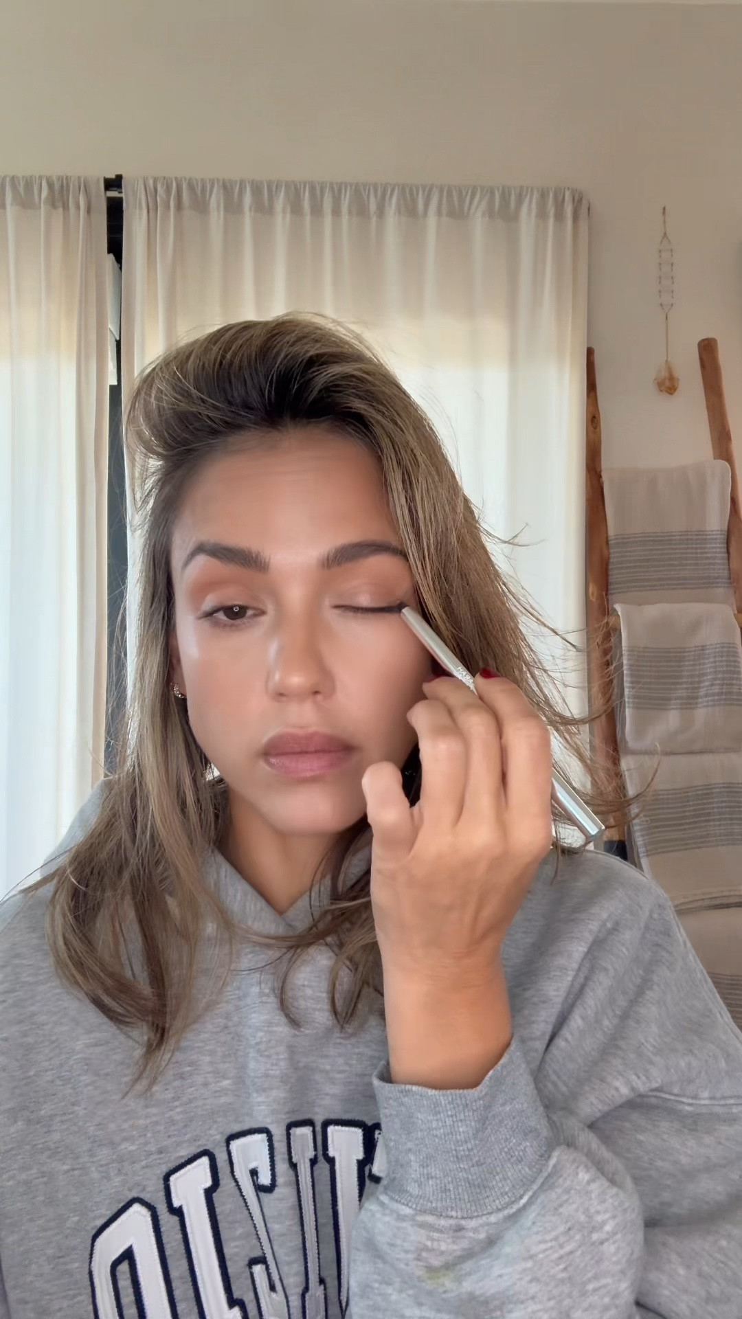 Jessica Alba just dropped a new daily look get ready with me and it’s the exact beauty routine everyone’s trying to copy right now. 💋

Glowy skin, soft sculpted makeup, glossy lips, and that effortless, camera-ready finish she always nails. It’s polished but still natural, and every single step is repeatable in real life.

And yes… I found everything she used, including the viral celebrity-favorite hair tool that’s been all over your feed.

This is one of those routines that looks expensive, but the formula is actually simple once you break it down.