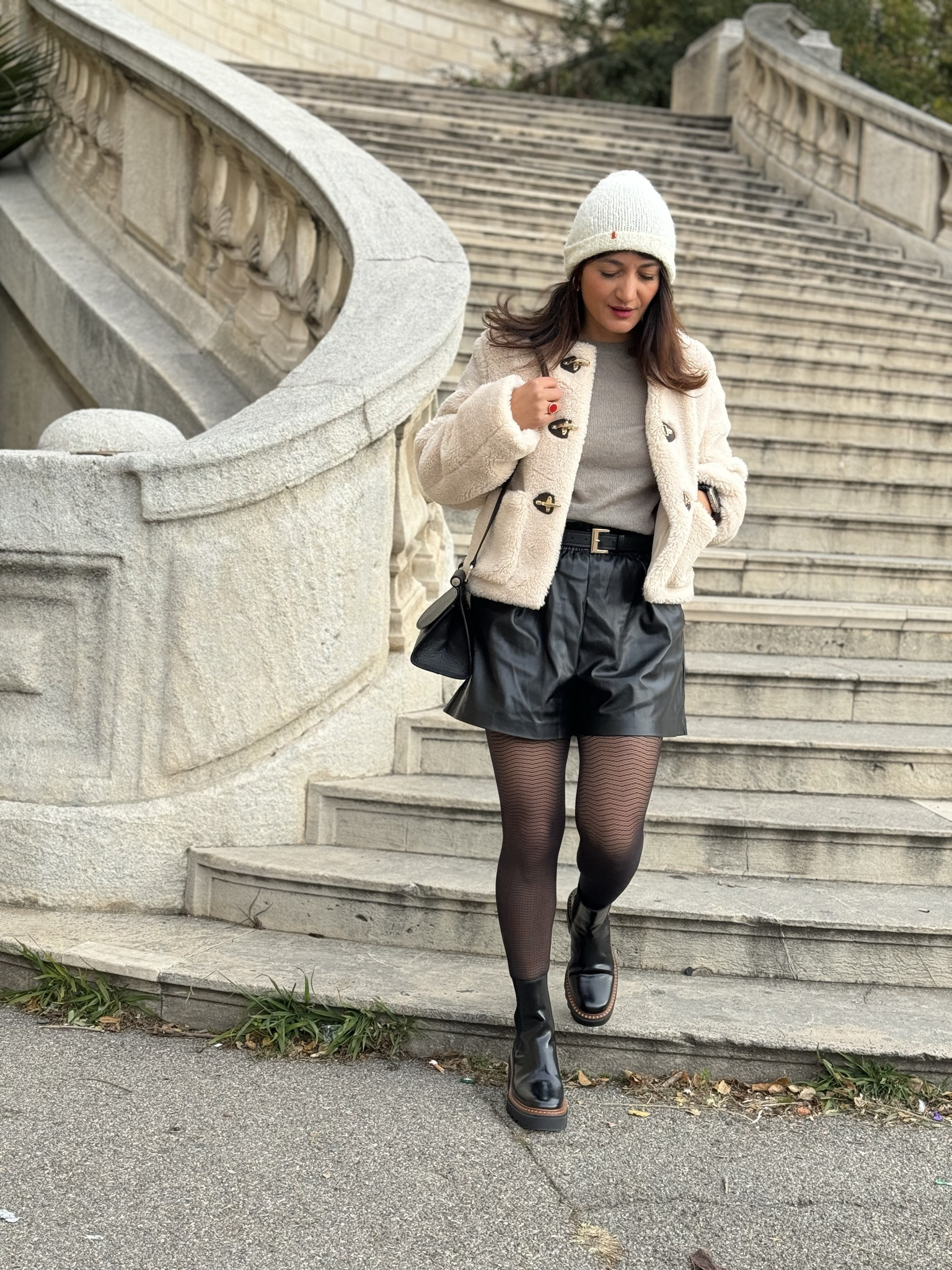 Porter un short en similicuir, c’est facile tout au long de la saison. Je vous donnerai d’autres idées très bientôt pour optimiser cette pièce essentielle du dressing. Cette fois-ci j’ai opté pour une veste en fausse fourrure, des collants fantaisie, un petit bonnet blanc et des accessoires en cuir noir. J’aime beaucoup ce look ultra cosy en plus, et vous ? 


#LTKover40 #LTKmidsize #LTKeurope