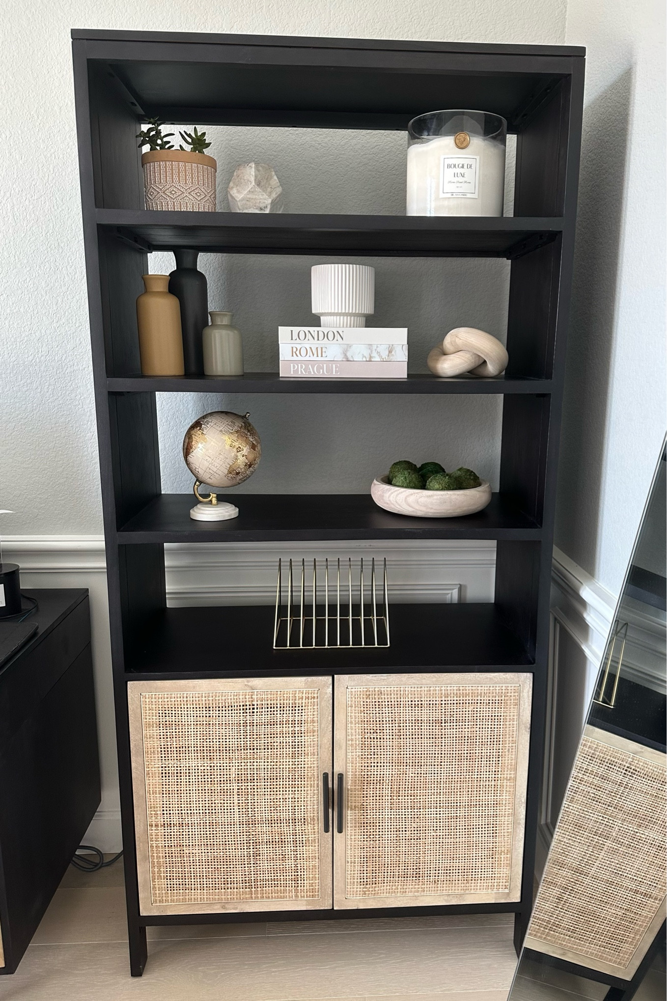 Bookshelf / bookshelf decor / amazon decor / modern bookshelf 

#LTKFind #LTKstyletip #LTKhome