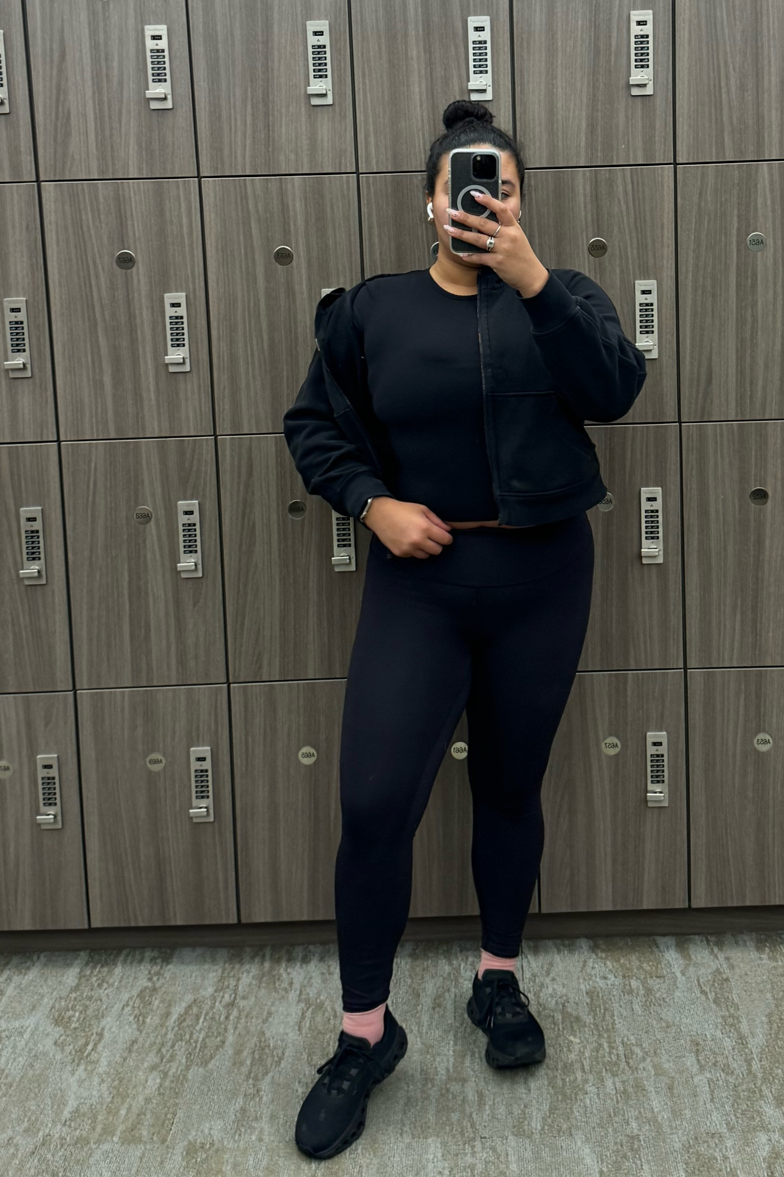 in all black & all my lulu favorites — my all time lululemon favorites would be GREAT gifts for fitness-loving girlies this valentine’s day 💕💗