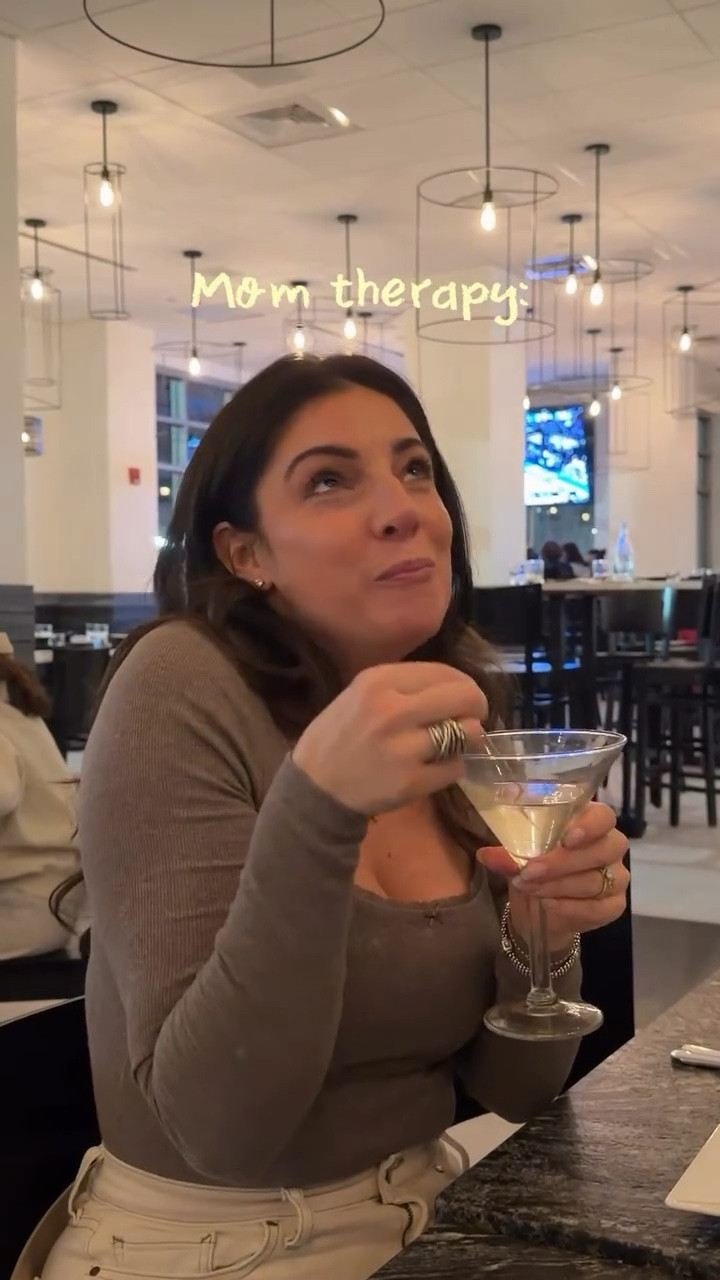 Nothing like getting ready to music and going out for dinner & drinks at LaScalas with the girls for a little mom therapy 💃

#momgrwm #southjerseymoms