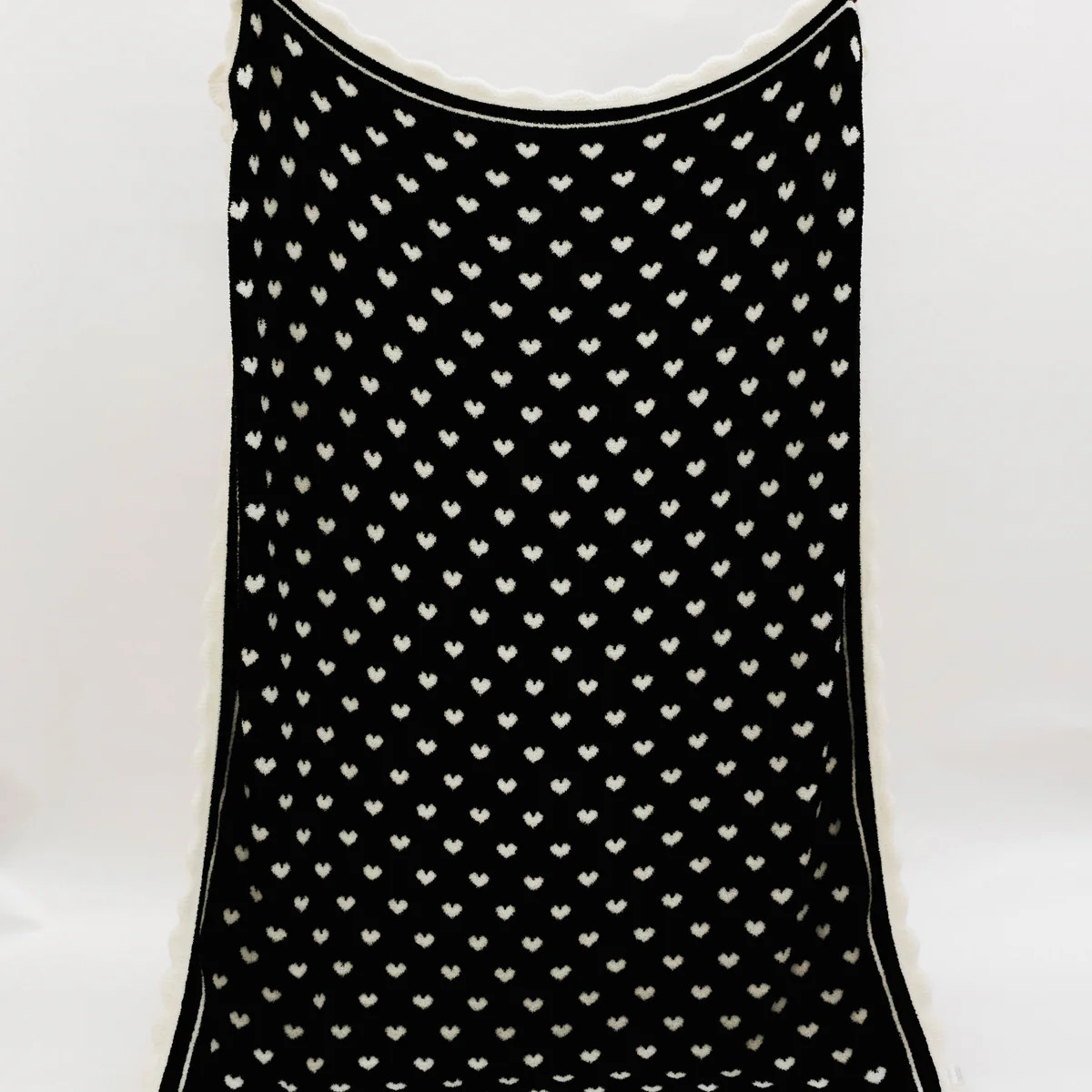 Black and White Heart Scallop Blanket (60*80) | Staykation