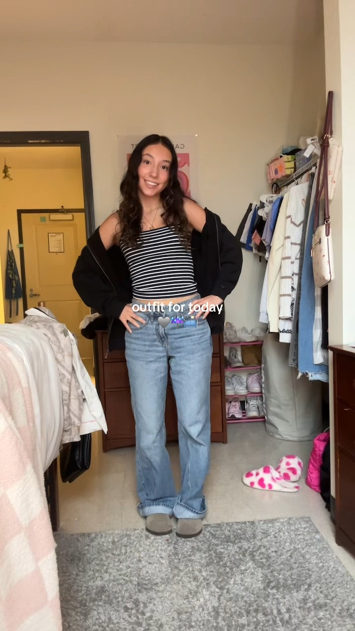 Top: small
Jeans: 00/24
Shoes: 7
