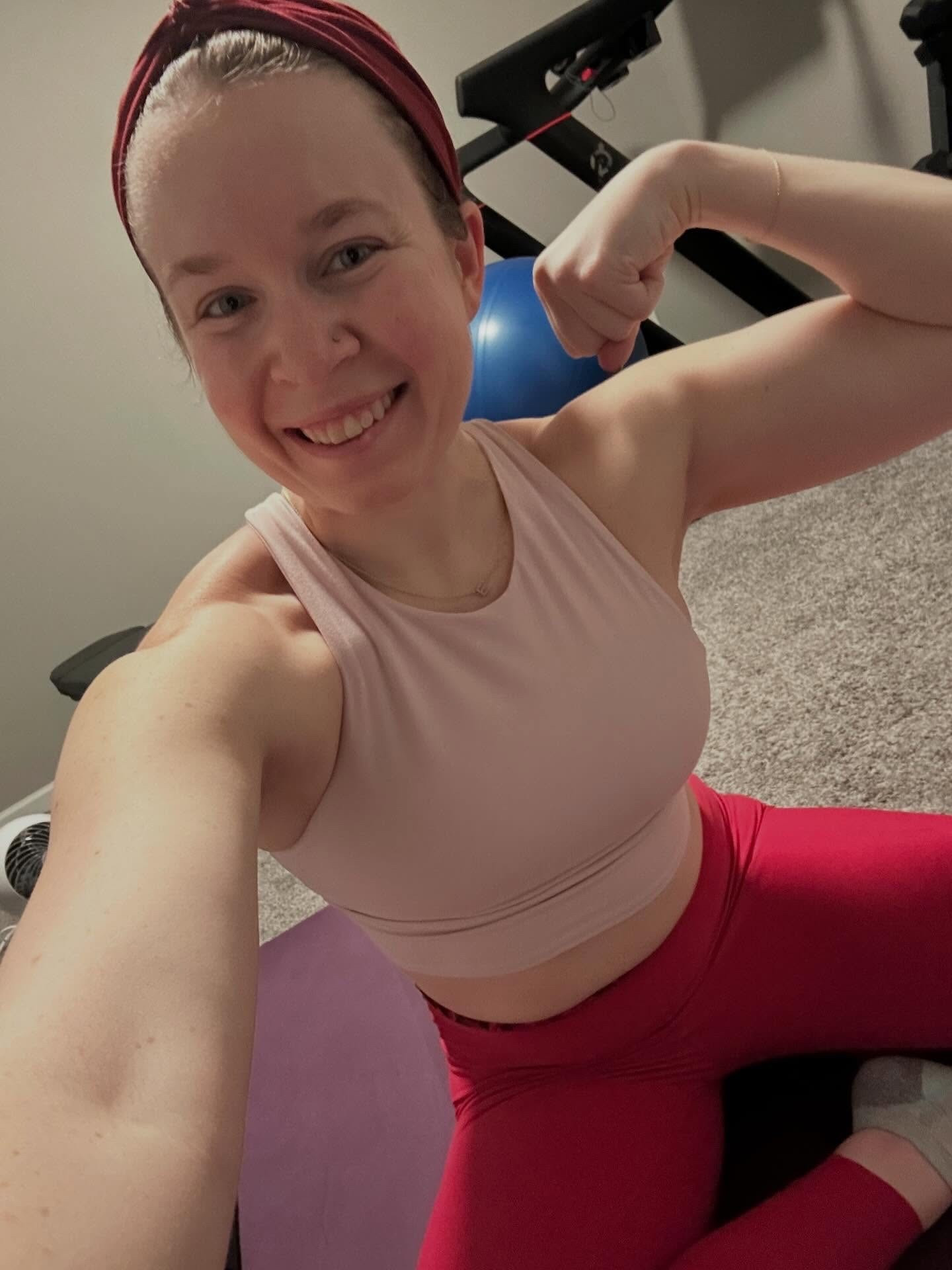I’m just over here trying to take 50 million classes between now and next week to hit a milestone live in studio 😂 but in all seriousness, I’ve been feeling great and so freaking strong. just going to keep riding this feeling 🏋️‍♀️💪🏻
.
.
.
#runners #runnersofinstagram #strength #peloton