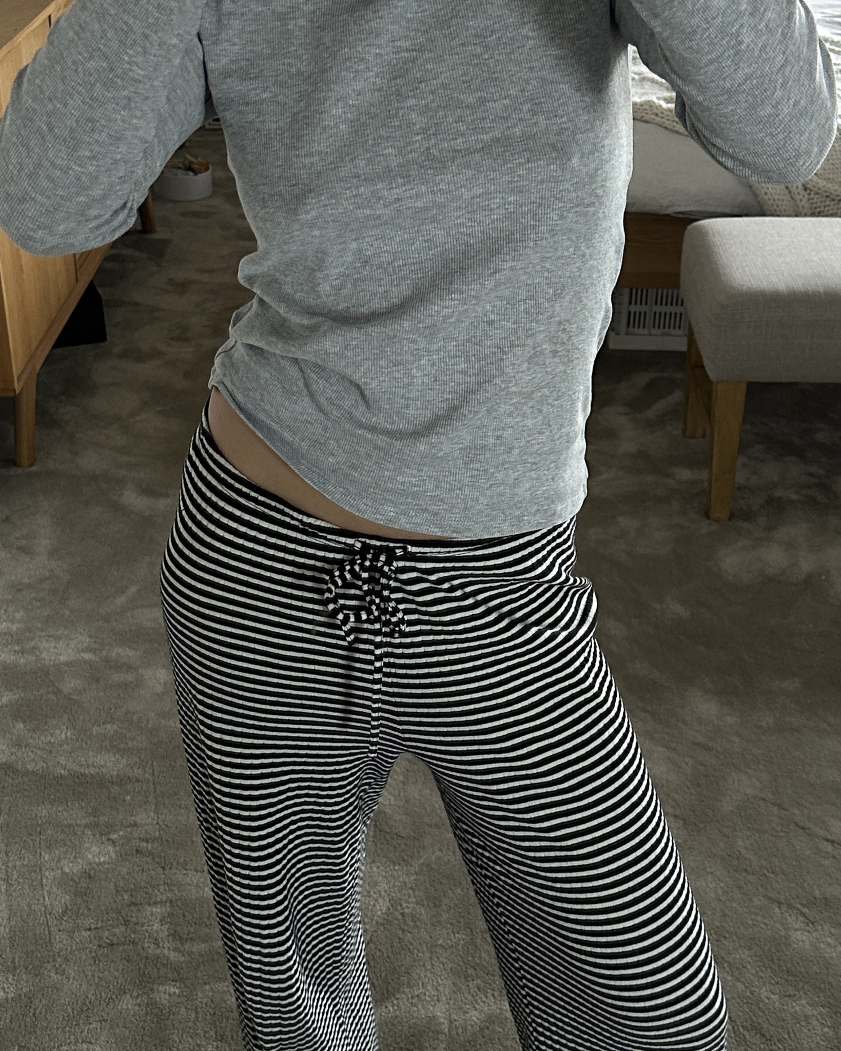 fav comfy outfit + ein minimalistischer Duft dazu, der perfekt für zu Hause oder Arbeit ist. Frisch, leicht holzig, anziehend, unaufdringlich 🩶