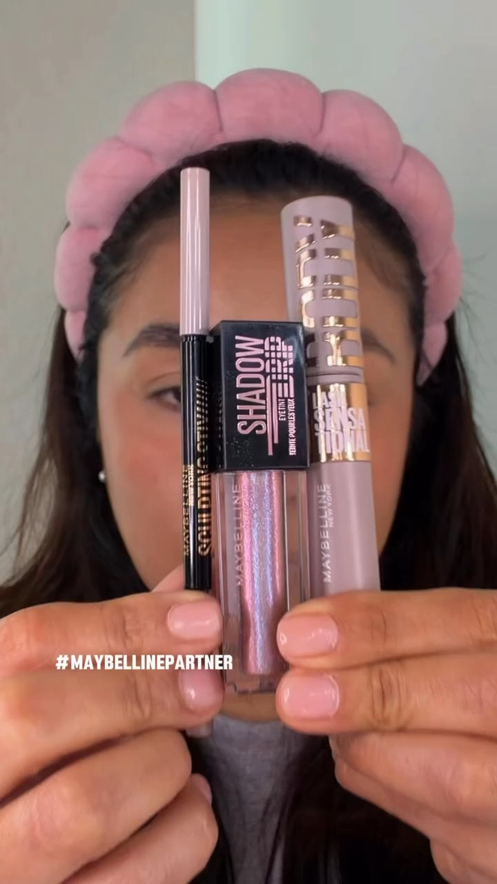#maybellinepartner Creando mi #mymaybellineeyelook junto a @maybelline ✨

Quería crear un maquillaje de ojos que funcione tanto de día como de noche usando solo tres productos.

De día prefiero algo más natural con delineador y máscara de pestañas… pero para la noche solo agrego un toque de brillo en los párpados y el look cambia completamente.

#lorealistar