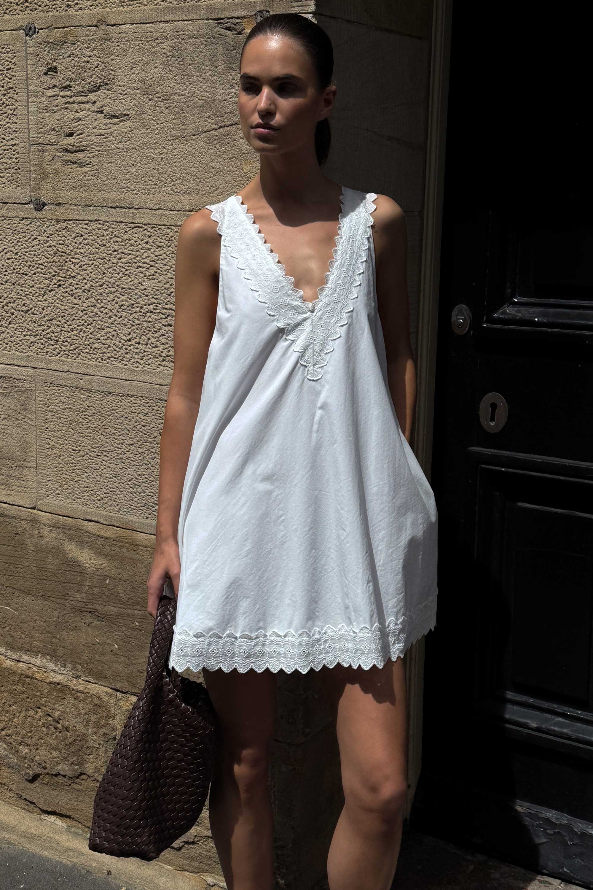 ANNABEL WHITE SLEEVELESS V NECK MINI DRESS | DISSH