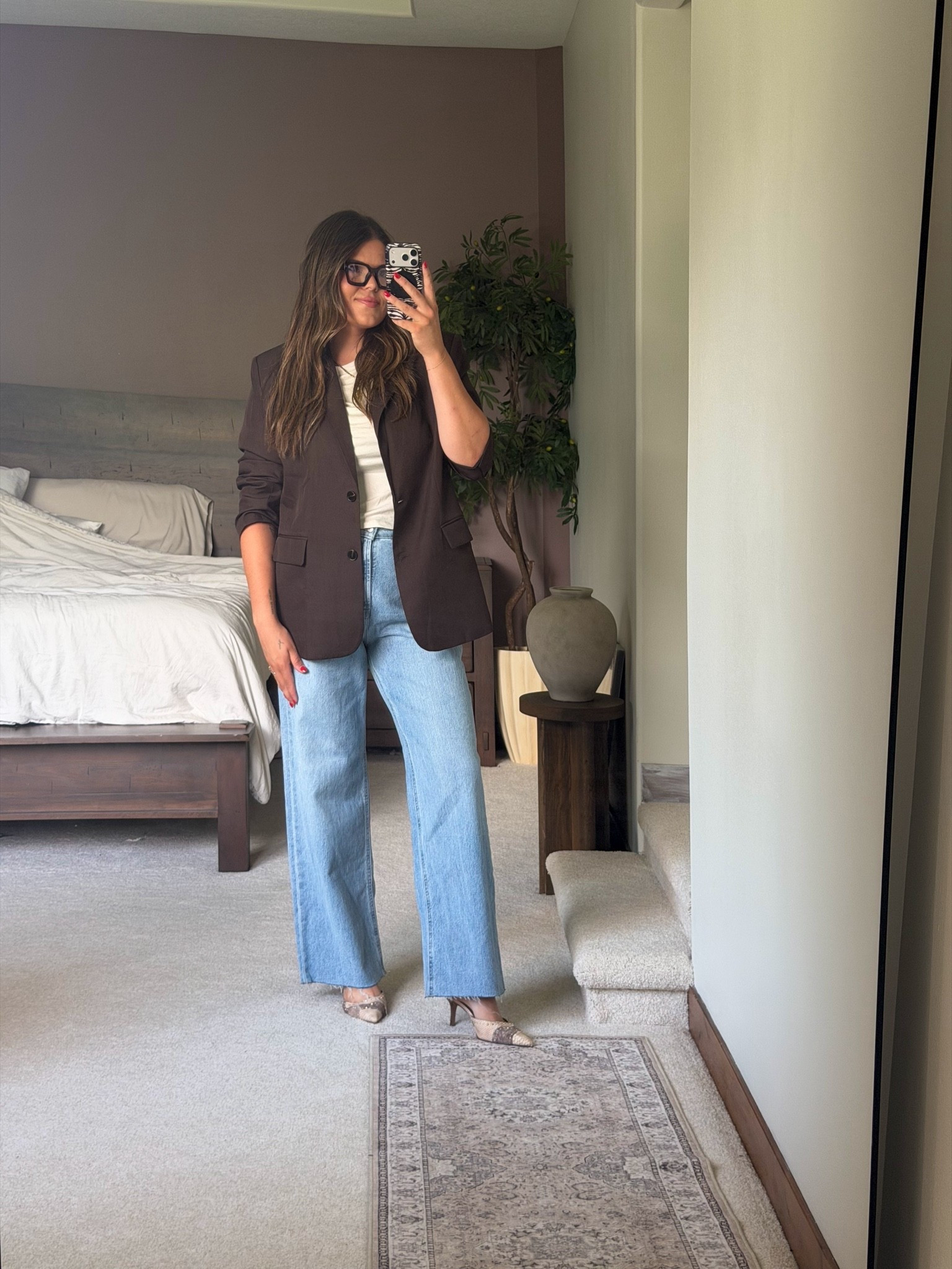 Business casual or date night outfit from old navy for fall

Wearing xl in the Amazon blazer
14 in the jeans and large I. The casual tee

Business casual, office outfit, teacher, midsize, size 12, size 14, mom style, curvy outfit