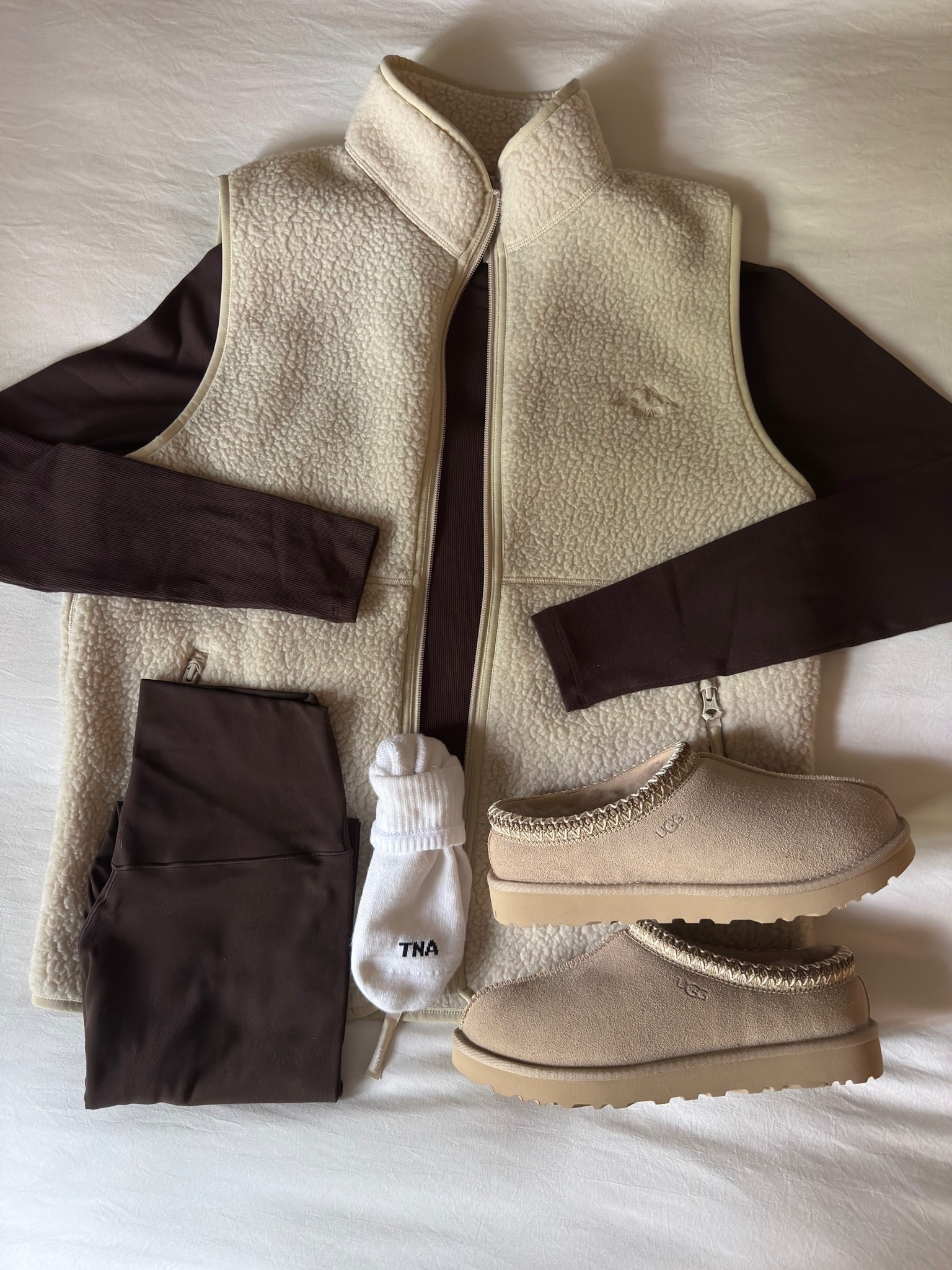 Another cozy vest outfit 🤎

#aritzia #comfy #fallaesthetic #fallfashion #outfitinspo #outfitideas #brown #uggs #leggings #uggtasman

#LTKSeasonal #LTKootd