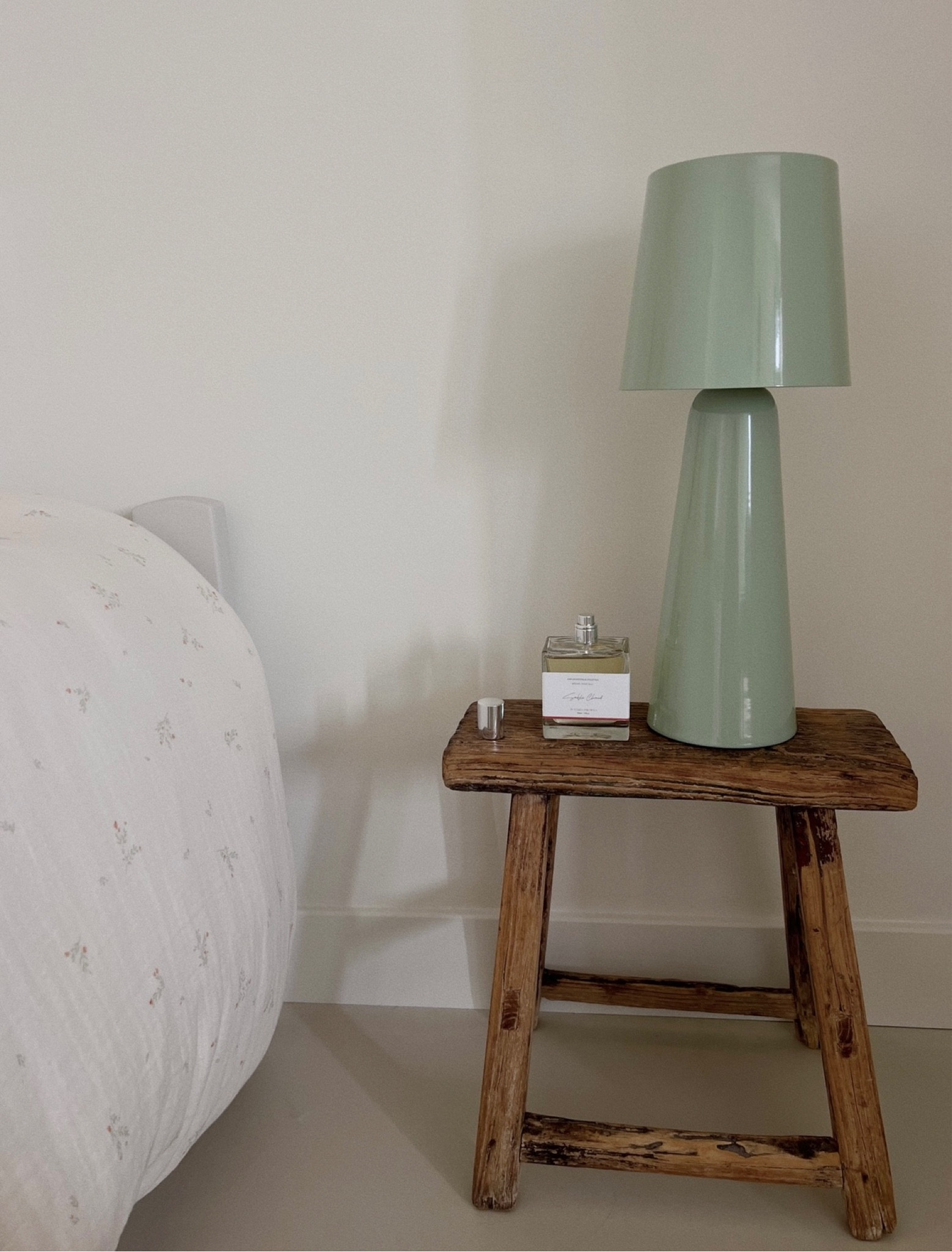 Fan de cette petite déco 🫶🏽

Lampe sans fil - tabouret - chevet - chambre 

#LTKhome #LTKSeasonal #LTKeurope