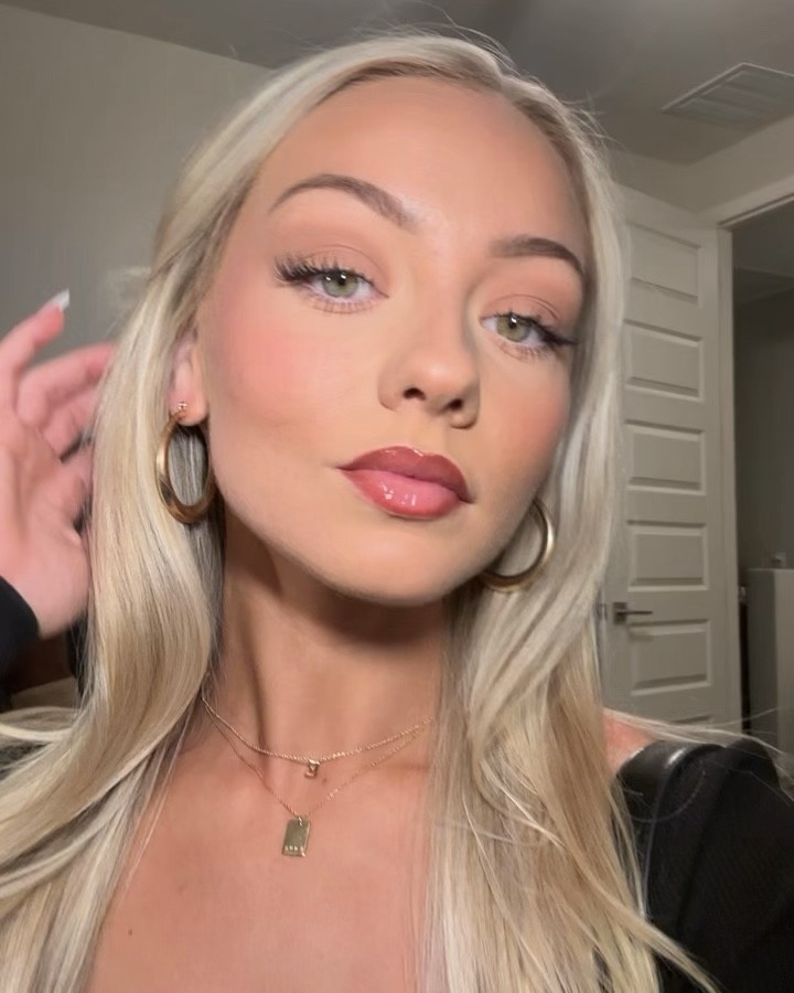 lip liner - “rosewood”
lip gloss - “FU$$Y"
