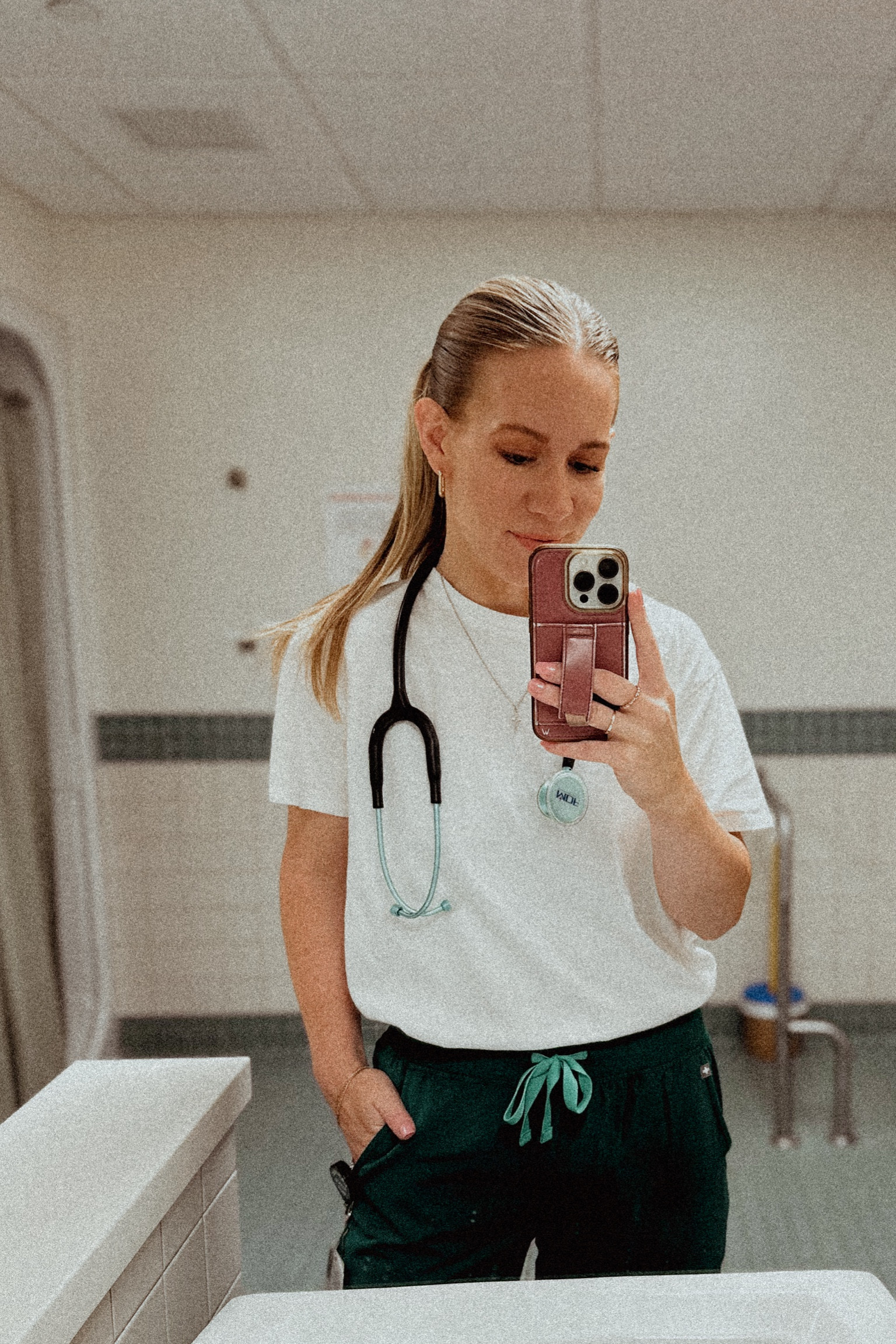 Hands down the best basic white T I’ve ever owned! I have washed this many times and the white somehow stays super white! It truly is 👌🏻👌🏻👌🏻 

#nuuds

Wearing size: small
I’m 5’2

#LTKSeasonal #LTKWorkwear #LTKFindsUnder50