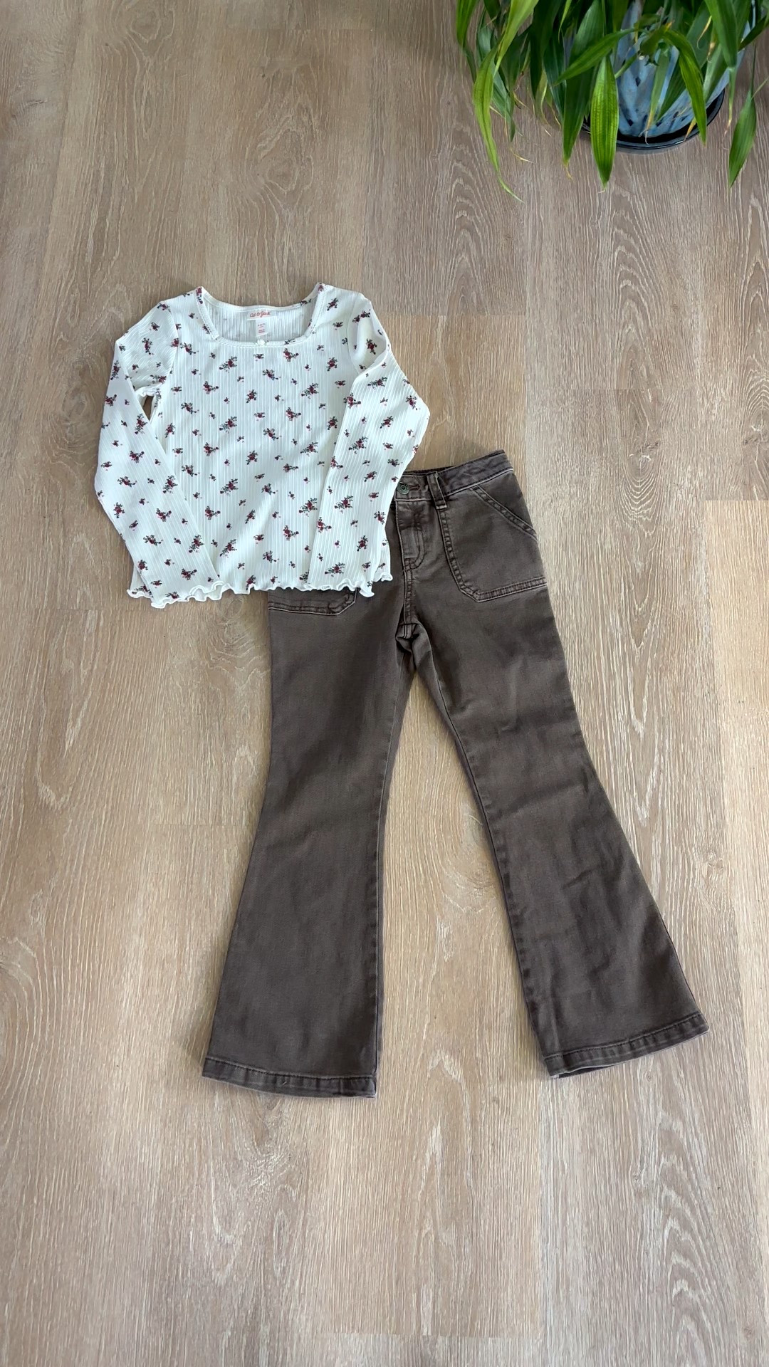 🍂 How cute is this girls’ long sleeve rib-knit floral tee + brown flare jeans combo?! My 1st grader is wearing it for school photos, but it’s also perfect for family pictures, holiday parties, or just everyday fall style. ✨
Affordable, comfy, and oh-so-adorable—this girls’ fall outfit is a must-have! 👧👖🌼
🛒 Tap to shop this sweet look now!
#GirlsFallStyle #LTKKids #SchoolPhotoOutfit #FamilyPhotoOutfits #KidsFallFashion #ToddlerAndGirlsStyle #LTKFamily


#LTKKids #LTKSeasonal #LTKFindsUnder50