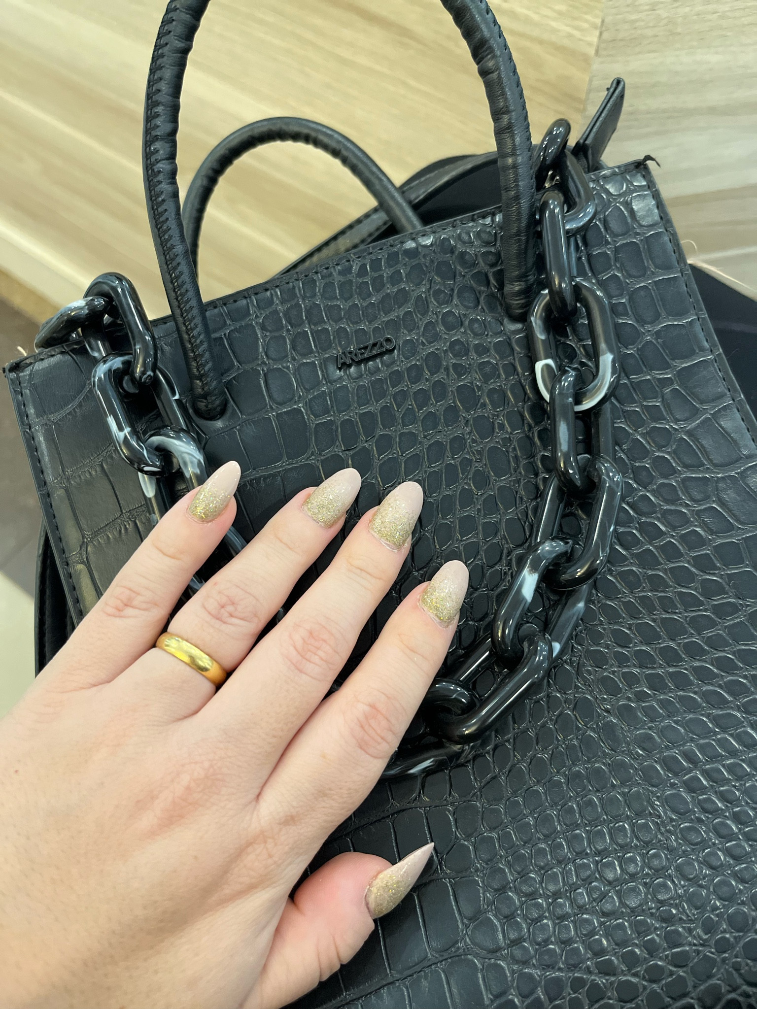 Uma fotinho da minha bolsa queridinha que comprei na ZZmall 🫶.

Lá tem várias opções de produtos das marcas mais amadas por nós:
Arezzo, Vivara, Schutz, Vans, AnaCapri, e muito mais!

Ótimas opções para presentear nos dia das mães 💕!
.
.
.


#LTKfamily #LTKbrasil #LTKitbag