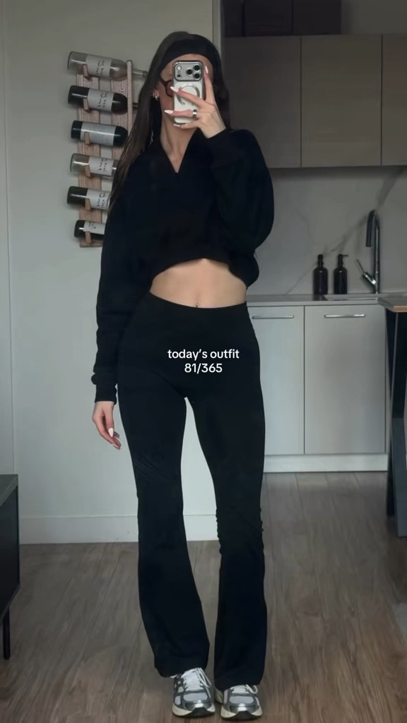 what I’m wearing on a hot girl walk today 🖤👟

#LTKActive #LTKootd #LTKgrwm