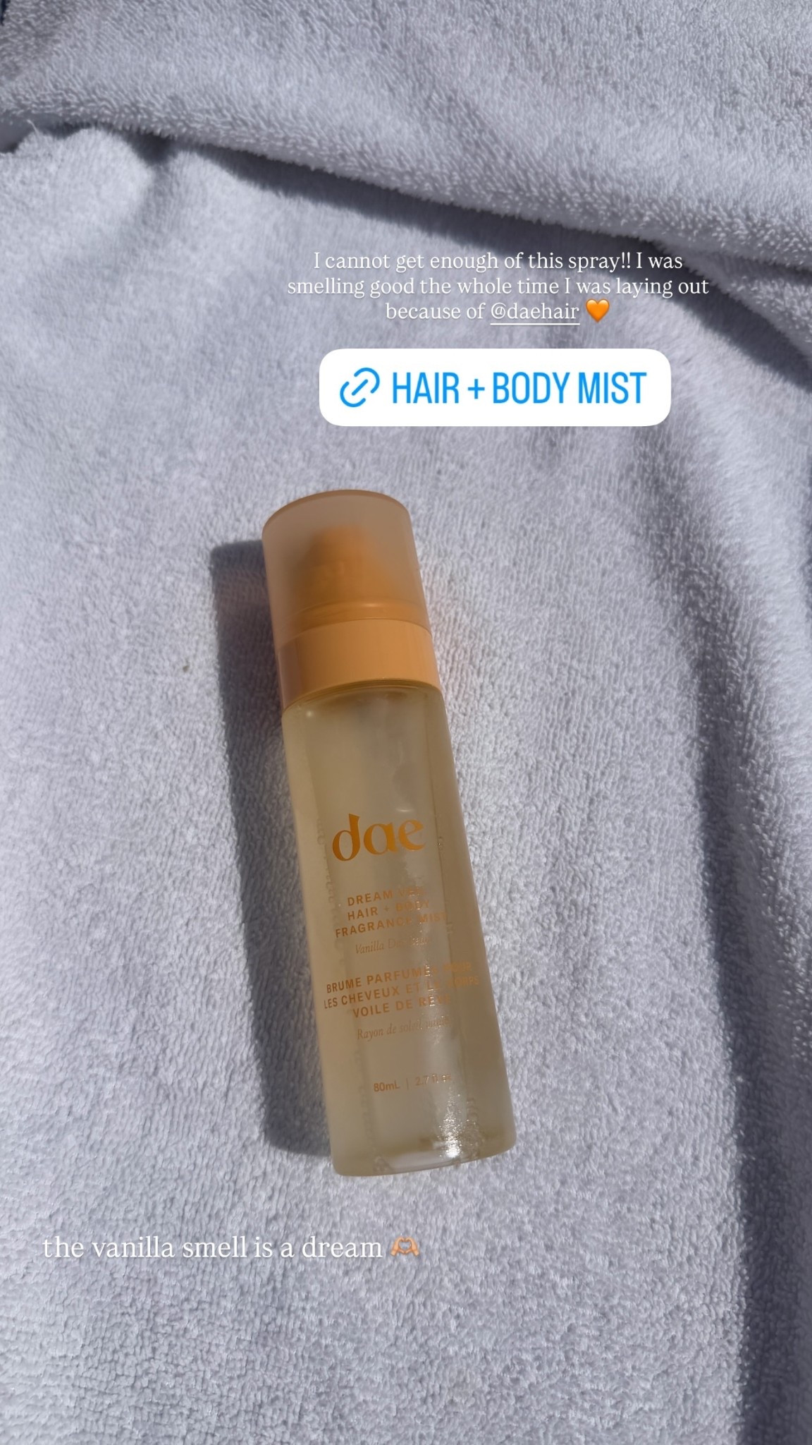 I cannot get enough of this spray!! I was smelling good the whole time I was laying out because of @daehair 🧡 the vanilla smell is a dream 🫶🏼