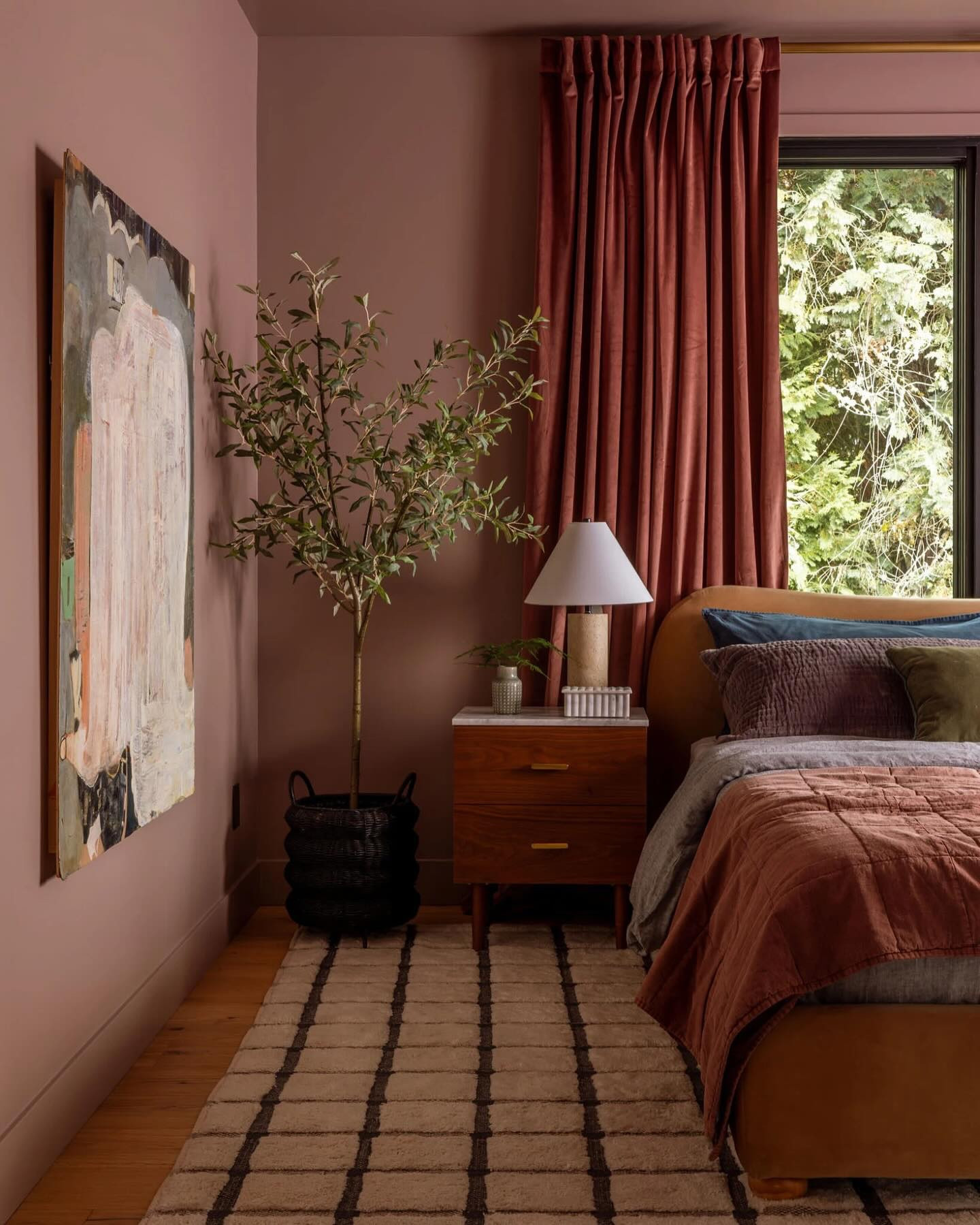 THE POWER OF PAINT (swipe to the end to see the before). This cozy guest room turned out so so good thanks to this pretty paint color (cocoa berry by @sherwinwilliams) and these gorgeous furniture pieces from @allmodern. Would you paint a bedroom pink?? Photos by Kaitlin Green. 