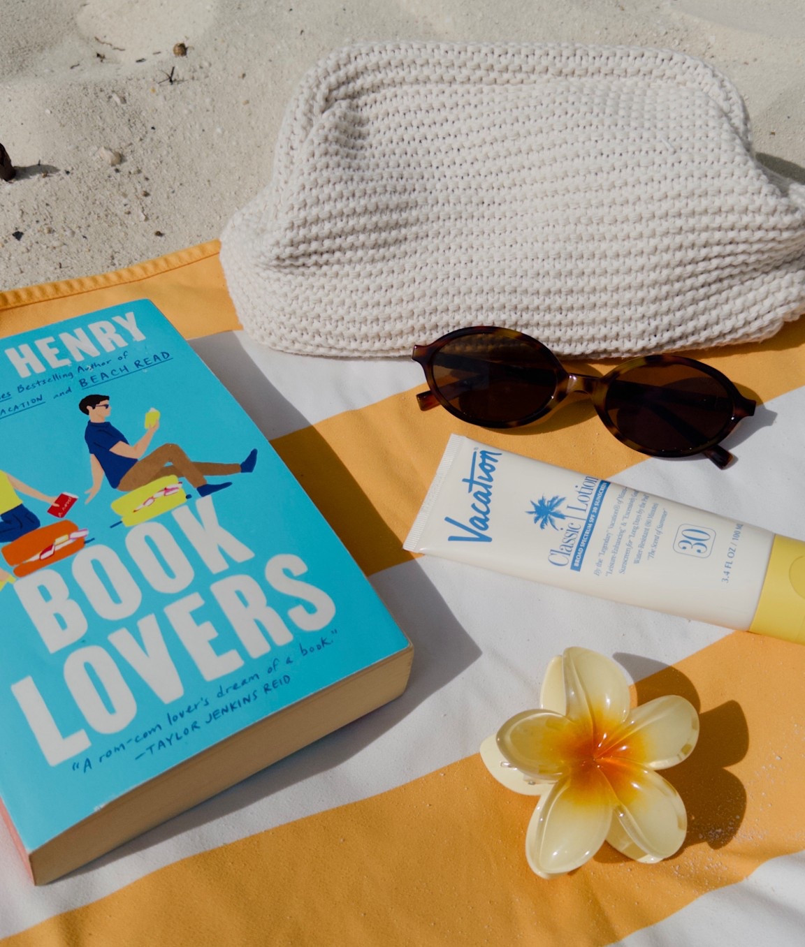Vacation mode 🌴 #beach #sunscreen #beachmusthaves #musthaves #accessories #beachwear #beachaccessories #sunglasses #book #hairclip 
