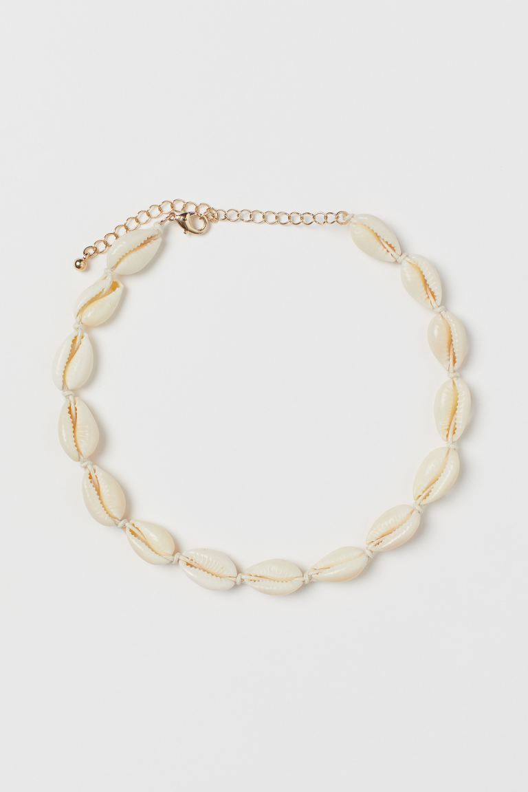 Shell necklace | H&M (UK, MY, IN, SG, PH, TW, HK)