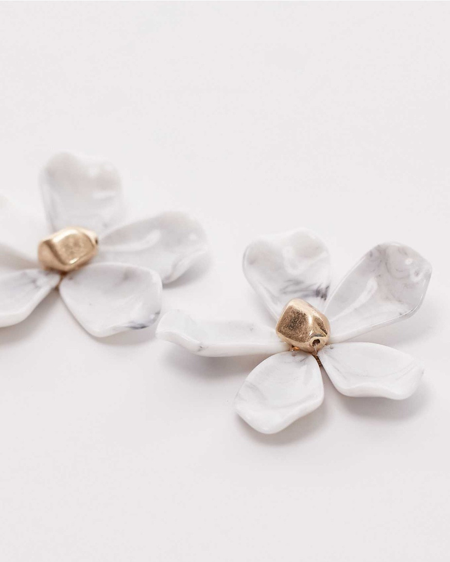 Topshop Elaine statement flower earrings in white marble



#LTKBeauty #LTKSeasonal #LTKStyleTip