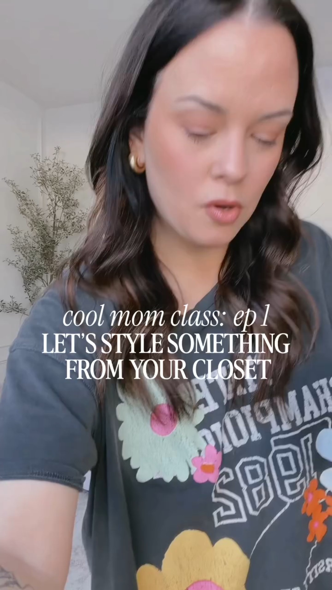 let’s style an old tee together 👚✨🎀 ditch the leggings & sweats, & learn how to layer, tuck and accessorize to feel pulled together & like the ultimate cool mom!! 

let me know in the comments what piece I should style next!