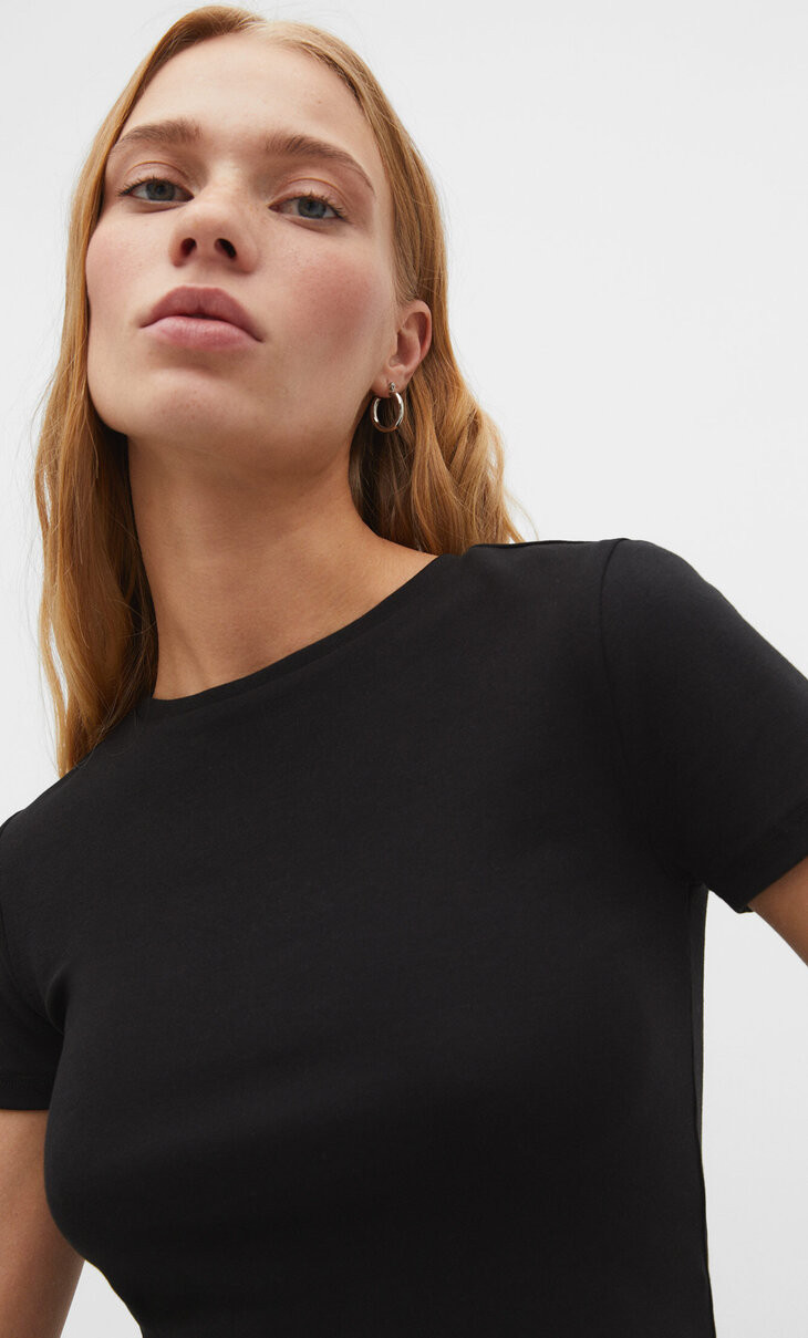 T-shirt court avec un col rond et des manches courtes. Disponible en plusieurs couleurs. | Stradivarius (FR)