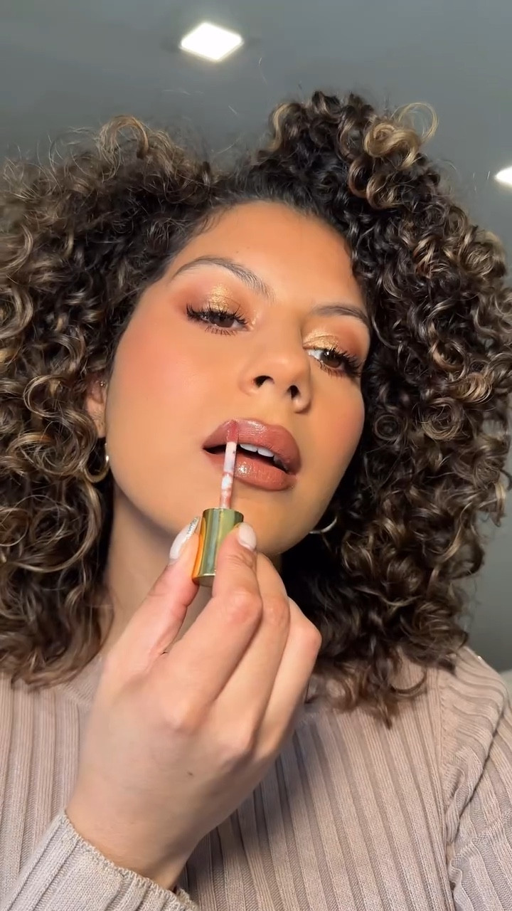 Obsessed with this peachy nude lip combo 😮‍💨🍑 are you team matte lip or team gloss?!

Makeup by Mario - Spiced Chai Lip Liner
Makeup forever - Toffee All the Time (all over) & Always Natural (center) Liquid Lipsticks
Buxom - Sarina Gloss

#lipcombo #curlyhair #curlyhairstyles #curls #naturalcurls #makeupideas #lipcombos

#LTKWedding #LTKStyleTip #LTKBeauty
