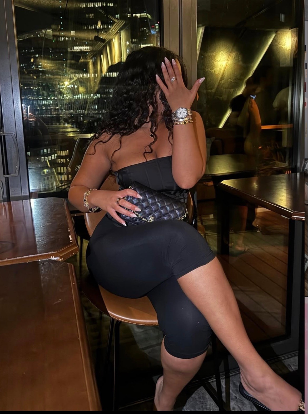 Black corset 
Black Capri pays 

#LTKBeauty #LTKFestival #LTKPetite