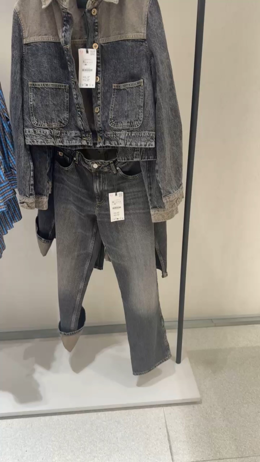 Two tone jean jacket with matching jeans! Pair with a white or graphic tee, sneakers, heels or boots!!

#LTKootd