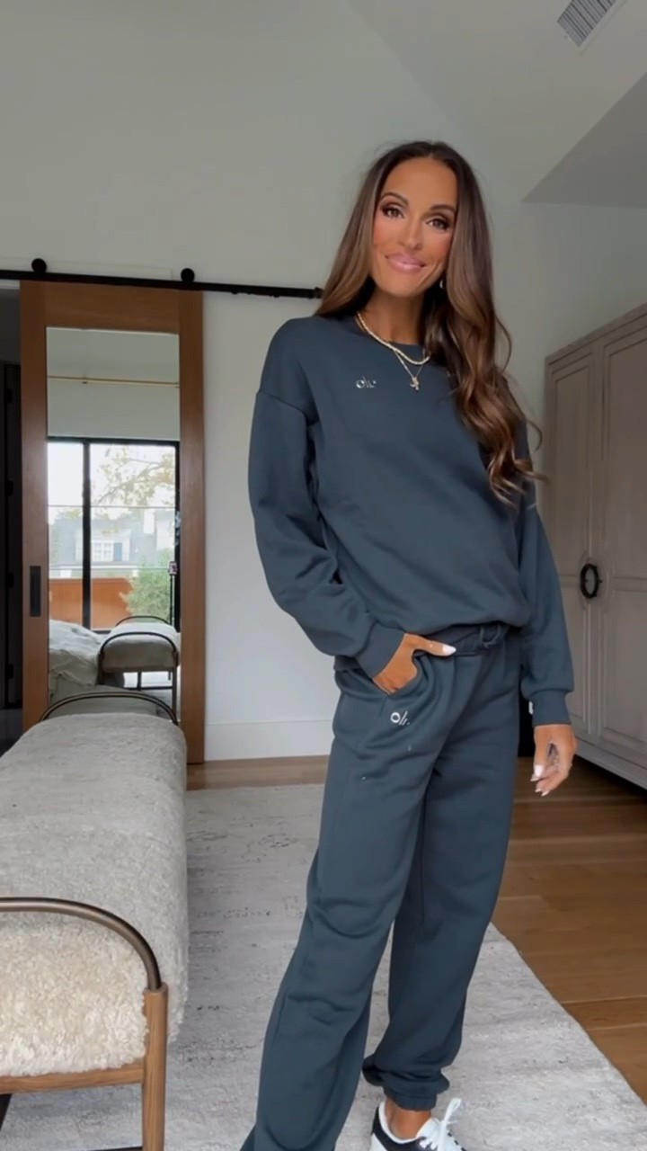 all i want for christmas is @alo. 😍 sharing more of my cold weather alo faves in stories. the best finds to gift to your girlfriends + add to your own christmas list! 🎁  #alo #aloyoga #alopartner 

#LTKHoliday #LTKGiftGuide