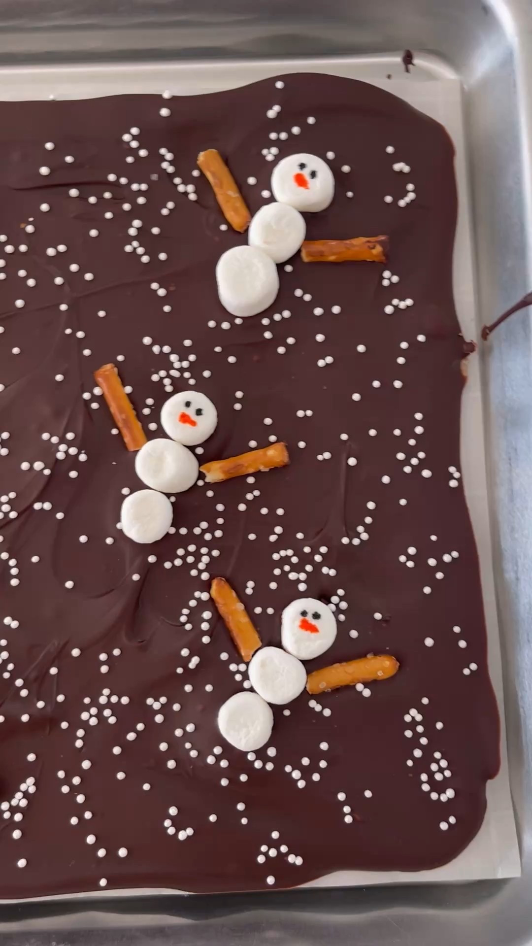 ❄️☃️ Snowman Chocolate Bark
Five ingredients, zero baking, and 100% adorable. 😍

This easy no-bake treat is perfect for holiday parties, gifting, or a fun project with kids.



✅ No-bake
✅ Cute + festive
✅ Easy holiday treat

Follow @skinnytaste for lighter desserts 💛
https://www.skinnytaste.com/snowman-chocolate-bark/