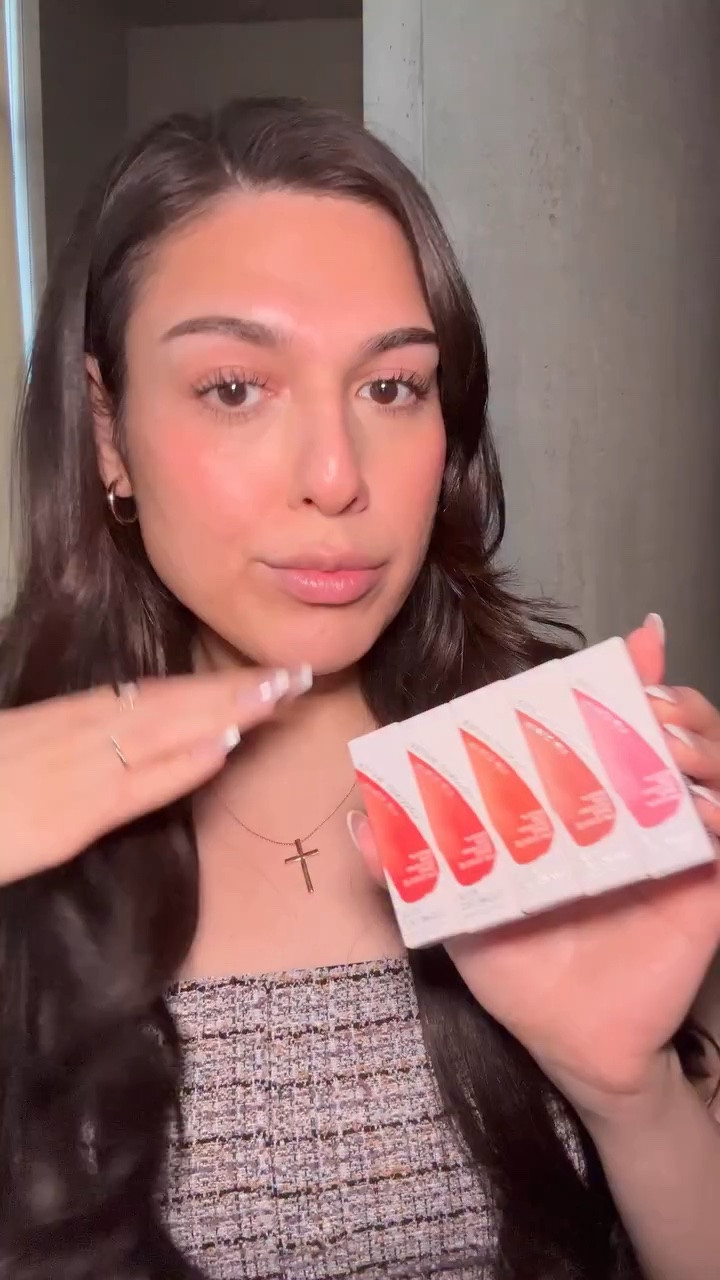 Trying the new @kyliecosmetics coconut water lip stains💋🥥
#kyliecosmetics